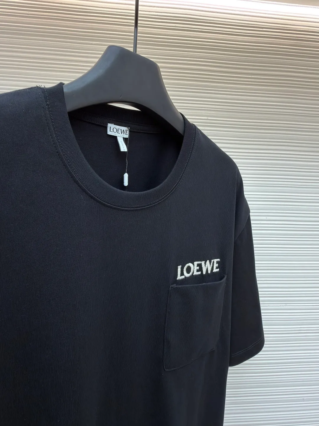 Loewe patch pocket embroidered short sleeves ●Original version: Purchased and developed for 4800 ●Item number: 1682352-X90 ●Fabric: cotton fabric ●Technology: embroidery production ●Color: black ●Version: Fitted version ●Weight: about 340 grams ●Size: S-M-L-XL ●Description: Customized satin precision super soft nylon cotton, delicate and soft, comfortable and skin-friendly, with classic black as the curtain, giving a deep sensory luxury The pockets are left blank and embellished with LOEWE embroidery. It is low-key and powerful and shines like a work of art. The pocket style exudes unique charm, simple yet out of style. A patch pocket hides the code word of minimalism. Adopt imported machine embroidery technology, use advanced computer control systems and precision mechanical components to achieve oewe embroidery operations with high precision. The lines are smooth and delicate. The fabrics have been washed and have a better hand feel and texture. They are not easy to deform, shrink or fade, and maintain long-term beauty. The overall wiring is straight and delicate, the fabric is comfortable and soft, and the color is consistent without color difference. It can be matched with the same style to create a fashionable look and control various occasions. Customized accessories, complete with three standards, same style for men and women!