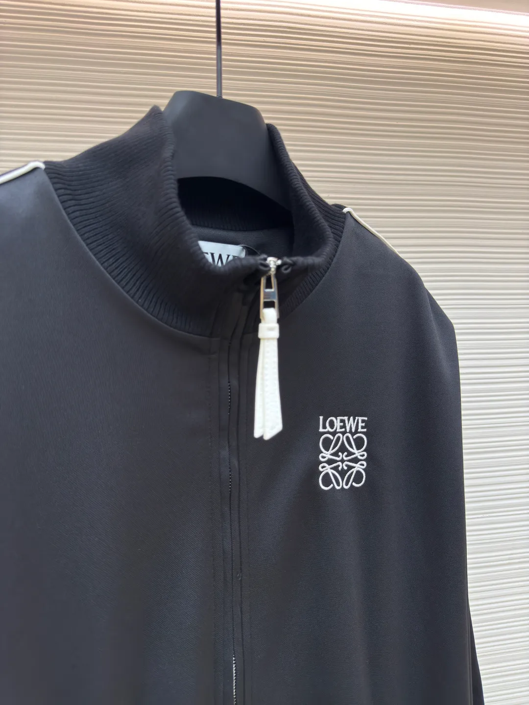 LOEWE Embroidered Ribbon Jacket ●Authentic product: Purchased and developed for 12900 ●Item number: 1680233-B40 ●Fabric: pure cotton fabric ●Technology: embroidery production ●Version: Loose version ●Weight: about 855 grams ●Size: S-M-L-XL ●Description: Made of 40-count genuine mercerized double-sided, original customized fabric. Woven by the latest imported looms, with high-density texture and a very three-dimensional ready-to-wear pattern. The embroidery uses three-dimensional plane embroidery, and the number of high-density embroidery needles is as high as 6,400. The waistband is made of pure cotton custom-woven jacquard technology, and the entire waistband has the LOEWE brand logo. The back pocket zipper is made of 100% nylon custom material, and the zipper has the LOEWE brand logo. The webbing is made of pure cotton and the original size is 1:1, and the letter tape is made of silver yarn. The overall wiring is straight and delicate, the fabric is comfortable and soft, and the color is consistent without color difference. It can be matched with the same style to create a fashionable look and control various occasions. Customized accessories, complete with three standards, same style for men and women!