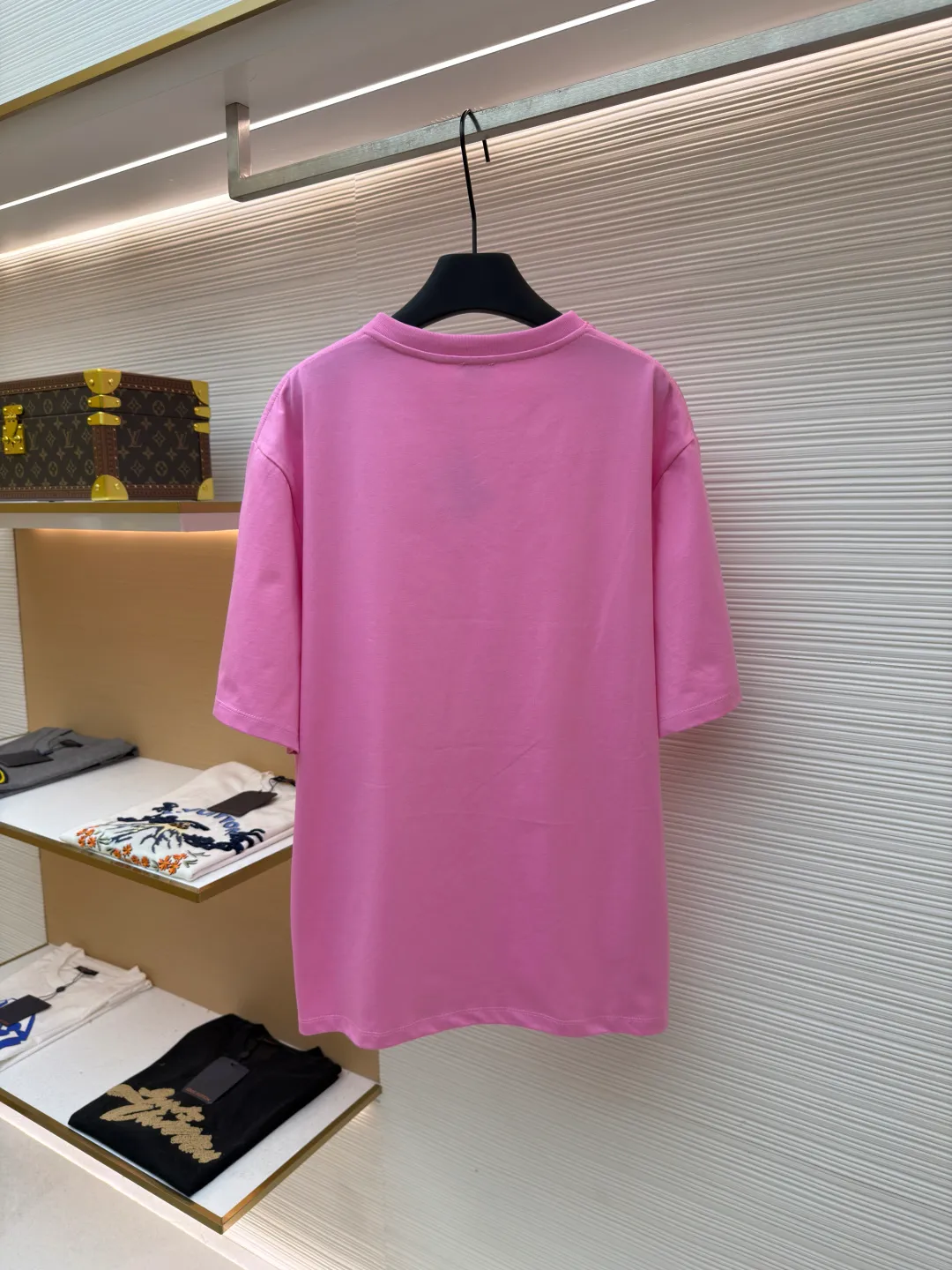 Loewe Cat Line Pattern Round Neck Short Sleeve ●Original version: Purchased and developed at 4330 ●Item number: 1681866-A00 ●Material: combed cotton fabric ●Technology: embroidery production ●Color: pink ●Version: fitted version ●Weight: about 285 grams ●Size: XS-S-M-L ●Description: Made of 15S fine cotton plain fabric, 230g; with 32S double yarn thread, 300g. Plain weave fabric made from combed cotton fibers has a more orderly arrangement and higher density than ordinary cotton, so it has better texture and luster. 15S fine cotton plain fabric is a high-quality cotton fabric with the characteristics of softness, comfort, good breathability, and good durability. Anagram Embroidery Lucky Cat: The rice grain line embroidery process uses special ultra-fine embroidery thread and high-density stitching to create a pattern outline as delicate and continuous as grains. Its core feature lies in the precise arrangement of ultra-fine stitches, which require 12-15 stitches per centimeter to form full lines, and the edges present a handmade micro-waving effect. The fabric achieves a stroke-like gradient of thickness and flow. The overall pattern is light, breathable and smooth to the touch. It looks like a line outline from a distance, but the texture of interwoven fibers can be seen up close. It is especially suitable for expressing delicate details such as logo outlines and geometric borders. Anagram embroidery: Using three-dimensional embroidery technology, the logo clearly restores the spacing curve. The mercerized embroidery thread with luster is selected, combined with complex embroidery needlework and fine detail processing to create a three-dimensional relief embroidery effect. Classic trademark letter design, fine embroidery and dense stitching, clear font and strong sense of lines and three-dimensionality. The overall wiring is straight and delicate, the fabric is comfortable and soft, and the color is consistent without color difference. It can be matched with the same style to create a fashionable look and control various occasions. Customized accessories, complete with three standards, same style for men and women!