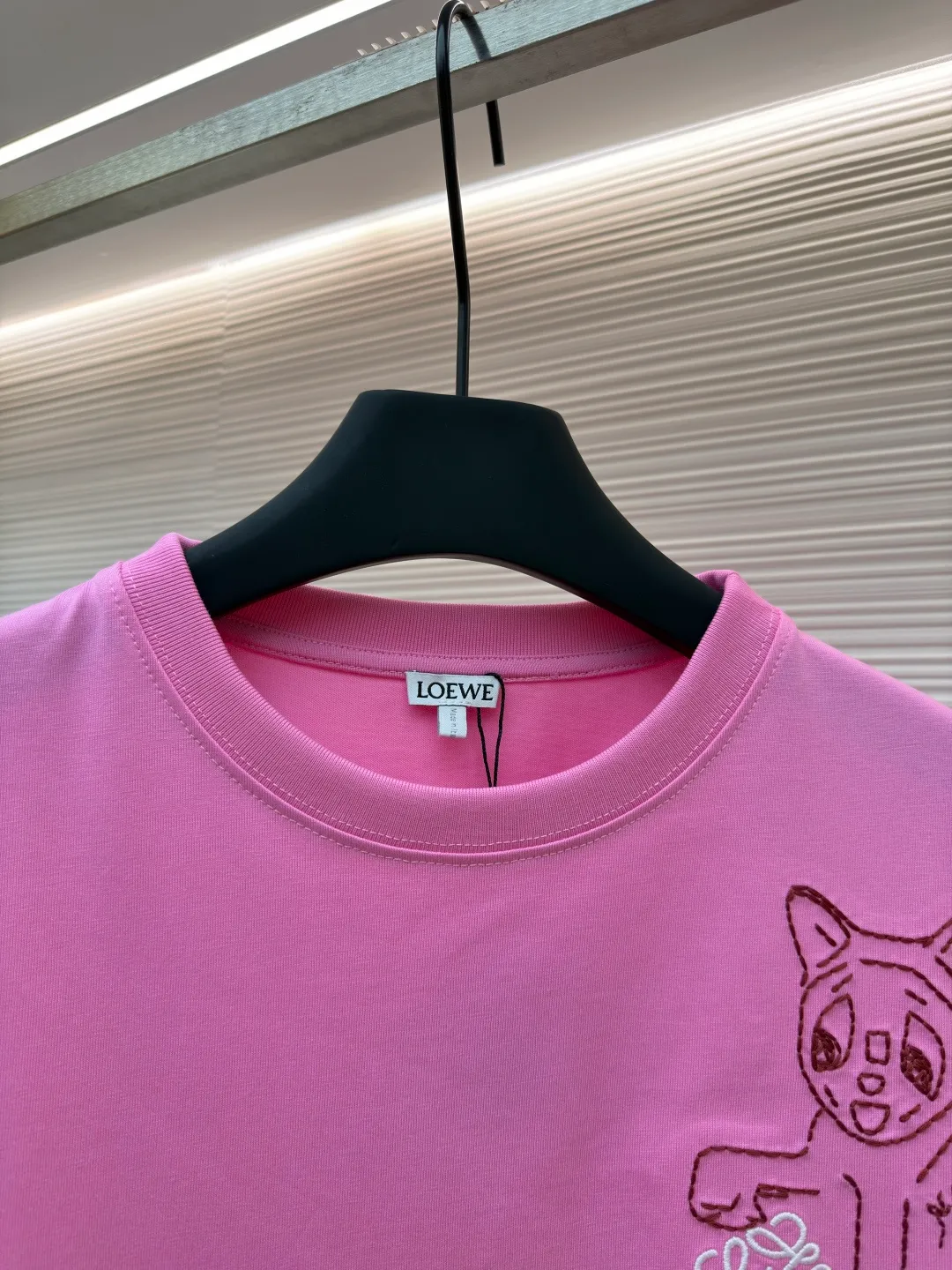 Loewe Cat Line Pattern Round Neck Short Sleeve ●Original version: Purchased and developed at 4330 ●Item number: 1681866-A00 ●Material: combed cotton fabric ●Technology: embroidery production ●Color: pink ●Version: fitted version ●Weight: about 285 grams ●Size: XS-S-M-L ●Description: Made of 15S fine cotton plain fabric, 230g; with 32S double yarn thread, 300g. Plain weave fabric made from combed cotton fibers has a more orderly arrangement and higher density than ordinary cotton, so it has better texture and luster. 15S fine cotton plain fabric is a high-quality cotton fabric with the characteristics of softness, comfort, good breathability, and good durability. Anagram Embroidery Lucky Cat: The rice grain line embroidery process uses special ultra-fine embroidery thread and high-density stitching to create a pattern outline as delicate and continuous as grains. Its core feature lies in the precise arrangement of ultra-fine stitches, which require 12-15 stitches per centimeter to form full lines, and the edges present a handmade micro-waving effect. The fabric achieves a stroke-like gradient of thickness and flow. The overall pattern is light, breathable and smooth to the touch. It looks like a line outline from a distance, but the texture of interwoven fibers can be seen up close. It is especially suitable for expressing delicate details such as logo outlines and geometric borders. Anagram embroidery: Using three-dimensional embroidery technology, the logo clearly restores the spacing curve. The mercerized embroidery thread with luster is selected, combined with complex embroidery needlework and fine detail processing to create a three-dimensional relief embroidery effect. Classic trademark letter design, fine embroidery and dense stitching, clear font and strong sense of lines and three-dimensionality. The overall wiring is straight and delicate, the fabric is comfortable and soft, and the color is consistent without color difference. It can be matched with the same style to create a fashionable look and control various occasions. Customized accessories, complete with three standards, same style for men and women!