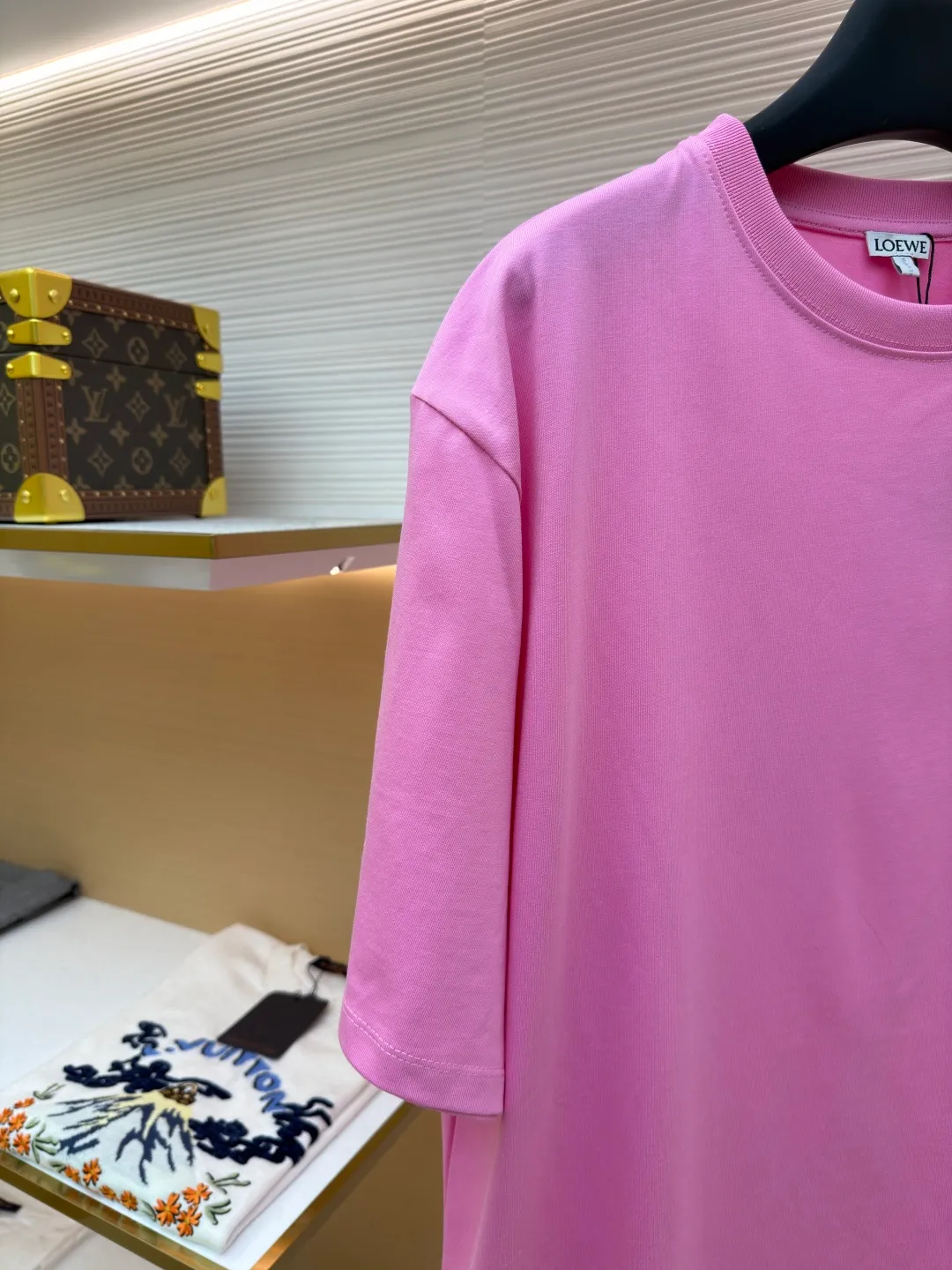 Loewe Cat Line Pattern Round Neck Short Sleeve ●Original version: Purchased and developed at 4330 ●Item number: 1681866-A00 ●Material: combed cotton fabric ●Technology: embroidery production ●Color: pink ●Version: fitted version ●Weight: about 285 grams ●Size: XS-S-M-L ●Description: Made of 15S fine cotton plain fabric, 230g; with 32S double yarn thread, 300g. Plain weave fabric made from combed cotton fibers has a more orderly arrangement and higher density than ordinary cotton, so it has better texture and luster. 15S fine cotton plain fabric is a high-quality cotton fabric with the characteristics of softness, comfort, good breathability, and good durability. Anagram Embroidery Lucky Cat: The rice grain line embroidery process uses special ultra-fine embroidery thread and high-density stitching to create a pattern outline as delicate and continuous as grains. Its core feature lies in the precise arrangement of ultra-fine stitches, which require 12-15 stitches per centimeter to form full lines, and the edges present a handmade micro-waving effect. The fabric achieves a stroke-like gradient of thickness and flow. The overall pattern is light, breathable and smooth to the touch. It looks like a line outline from a distance, but the texture of interwoven fibers can be seen up close. It is especially suitable for expressing delicate details such as logo outlines and geometric borders. Anagram embroidery: Using three-dimensional embroidery technology, the logo clearly restores the spacing curve. The mercerized embroidery thread with luster is selected, combined with complex embroidery needlework and fine detail processing to create a three-dimensional relief embroidery effect. Classic trademark letter design, fine embroidery and dense stitching, clear font and strong sense of lines and three-dimensionality. The overall wiring is straight and delicate, the fabric is comfortable and soft, and the color is consistent without color difference. It can be matched with the same style to create a fashionable look and control various occasions. Customized accessories, complete with three standards, same style for men and women!