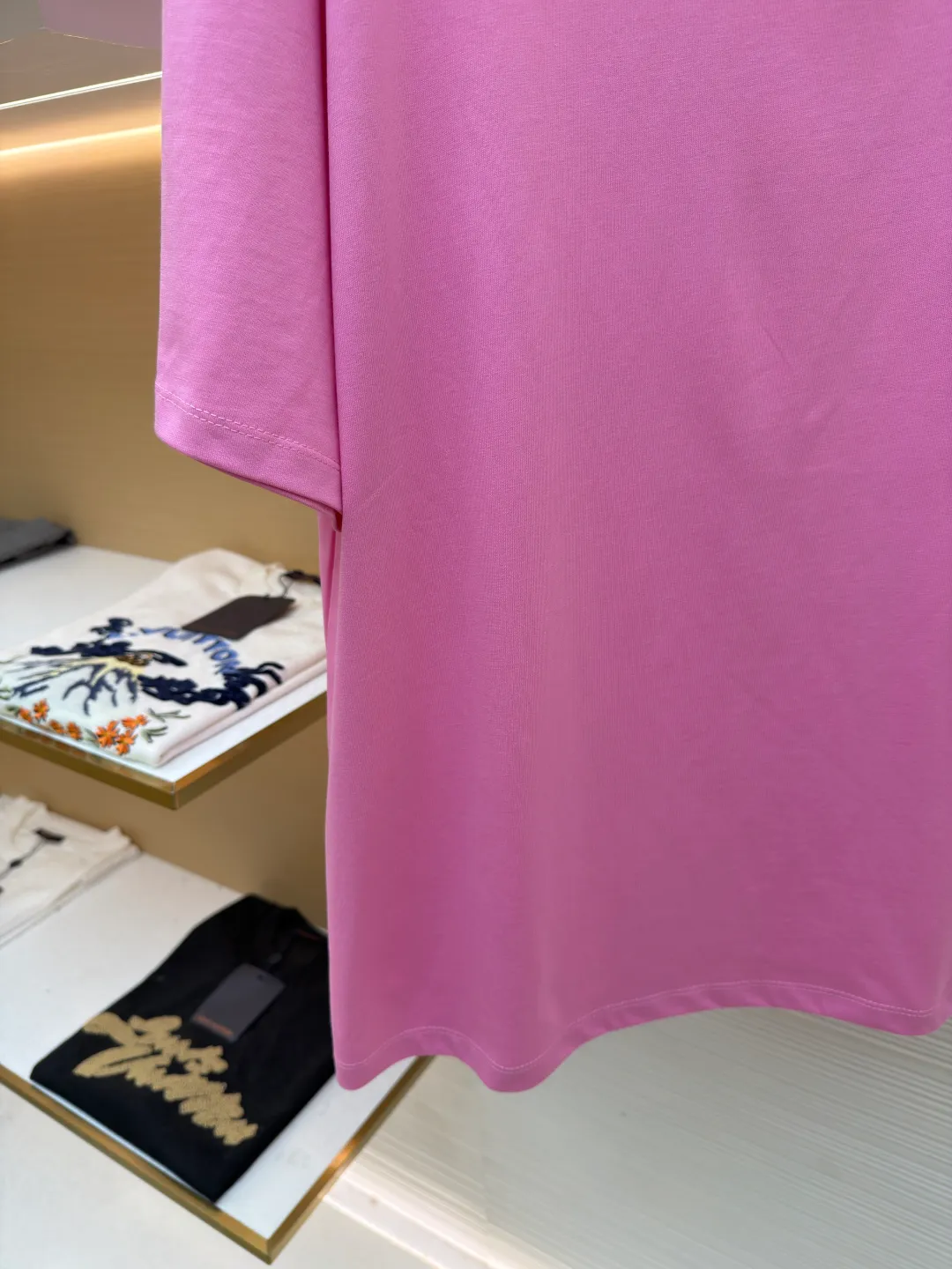 Loewe Cat Line Pattern Round Neck Short Sleeve ●Original version: Purchased and developed at 4330 ●Item number: 1681866-A00 ●Material: combed cotton fabric ●Technology: embroidery production ●Color: pink ●Version: fitted version ●Weight: about 285 grams ●Size: XS-S-M-L ●Description: Made of 15S fine cotton plain fabric, 230g; with 32S double yarn thread, 300g. Plain weave fabric made from combed cotton fibers has a more orderly arrangement and higher density than ordinary cotton, so it has better texture and luster. 15S fine cotton plain fabric is a high-quality cotton fabric with the characteristics of softness, comfort, good breathability, and good durability. Anagram Embroidery Lucky Cat: The rice grain line embroidery process uses special ultra-fine embroidery thread and high-density stitching to create a pattern outline as delicate and continuous as grains. Its core feature lies in the precise arrangement of ultra-fine stitches, which require 12-15 stitches per centimeter to form full lines, and the edges present a handmade micro-waving effect. The fabric achieves a stroke-like gradient of thickness and flow. The overall pattern is light, breathable and smooth to the touch. It looks like a line outline from a distance, but the texture of interwoven fibers can be seen up close. It is especially suitable for expressing delicate details such as logo outlines and geometric borders. Anagram embroidery: Using three-dimensional embroidery technology, the logo clearly restores the spacing curve. The mercerized embroidery thread with luster is selected, combined with complex embroidery needlework and fine detail processing to create a three-dimensional relief embroidery effect. Classic trademark letter design, fine embroidery and dense stitching, clear font and strong sense of lines and three-dimensionality. The overall wiring is straight and delicate, the fabric is comfortable and soft, and the color is consistent without color difference. It can be matched with the same style to create a fashionable look and control various occasions. Customized accessories, complete with three standards, same style for men and women!
