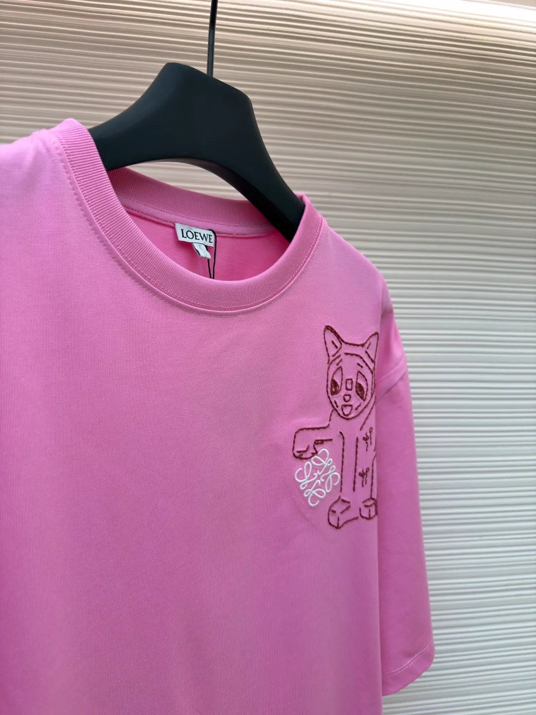 Loewe Cat Line Pattern Round Neck Short Sleeve ●Original version: Purchased and developed at 4330 ●Item number: 1681866-A00 ●Material: combed cotton fabric ●Technology: embroidery production ●Color: pink ●Version: fitted version ●Weight: about 285 grams ●Size: XS-S-M-L ●Description: Made of 15S fine cotton plain fabric, 230g; with 32S double yarn thread, 300g. Plain weave fabric made from combed cotton fibers has a more orderly arrangement and higher density than ordinary cotton, so it has better texture and luster. 15S fine cotton plain fabric is a high-quality cotton fabric with the characteristics of softness, comfort, good breathability, and good durability. Anagram Embroidery Lucky Cat: The rice grain line embroidery process uses special ultra-fine embroidery thread and high-density stitching to create a pattern outline as delicate and continuous as grains. Its core feature lies in the precise arrangement of ultra-fine stitches, which require 12-15 stitches per centimeter to form full lines, and the edges present a handmade micro-waving effect. The fabric achieves a stroke-like gradient of thickness and flow. The overall pattern is light, breathable and smooth to the touch. It looks like a line outline from a distance, but the texture of interwoven fibers can be seen up close. It is especially suitable for expressing delicate details such as logo outlines and geometric borders. Anagram embroidery: Using three-dimensional embroidery technology, the logo clearly restores the spacing curve. The mercerized embroidery thread with luster is selected, combined with complex embroidery needlework and fine detail processing to create a three-dimensional relief embroidery effect. Classic trademark letter design, fine embroidery and dense stitching, clear font and strong sense of lines and three-dimensionality. The overall wiring is straight and delicate, the fabric is comfortable and soft, and the color is consistent without color difference. It can be matched with the same style to create a fashionable look and control various occasions. Customized accessories, complete with three standards, same style for men and women!