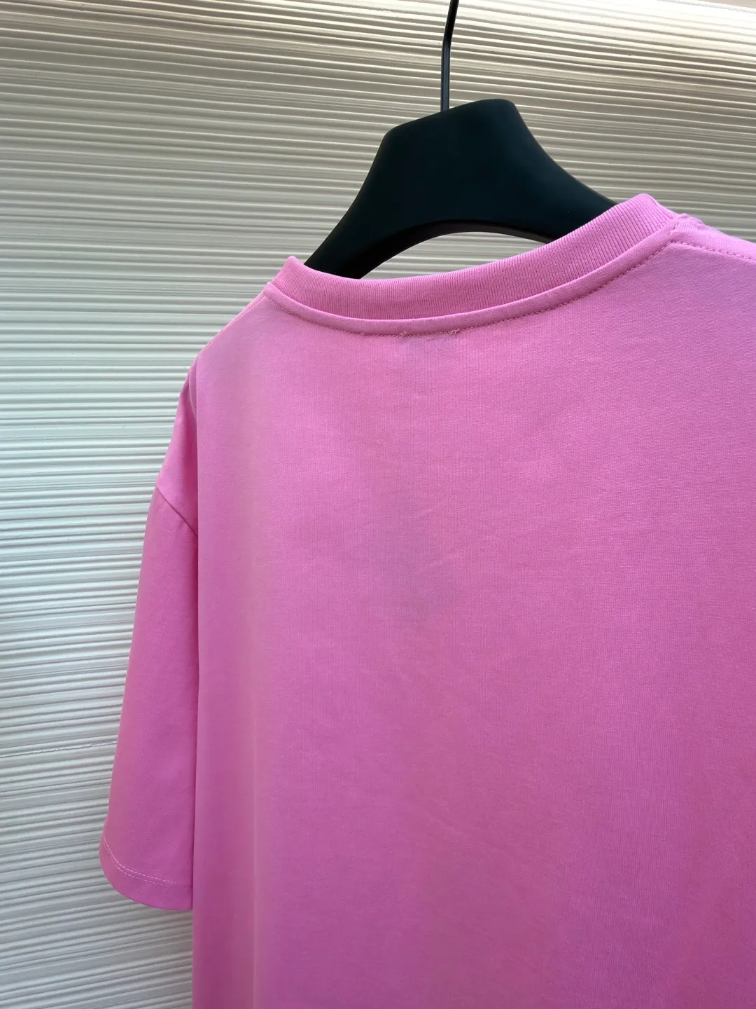 Loewe Cat Line Pattern Round Neck Short Sleeve ●Original version: Purchased and developed at 4330 ●Item number: 1681866-A00 ●Material: combed cotton fabric ●Technology: embroidery production ●Color: pink ●Version: fitted version ●Weight: about 285 grams ●Size: XS-S-M-L ●Description: Made of 15S fine cotton plain fabric, 230g; with 32S double yarn thread, 300g. Plain weave fabric made from combed cotton fibers has a more orderly arrangement and higher density than ordinary cotton, so it has better texture and luster. 15S fine cotton plain fabric is a high-quality cotton fabric with the characteristics of softness, comfort, good breathability, and good durability. Anagram Embroidery Lucky Cat: The rice grain line embroidery process uses special ultra-fine embroidery thread and high-density stitching to create a pattern outline as delicate and continuous as grains. Its core feature lies in the precise arrangement of ultra-fine stitches, which require 12-15 stitches per centimeter to form full lines, and the edges present a handmade micro-waving effect. The fabric achieves a stroke-like gradient of thickness and flow. The overall pattern is light, breathable and smooth to the touch. It looks like a line outline from a distance, but the texture of interwoven fibers can be seen up close. It is especially suitable for expressing delicate details such as logo outlines and geometric borders. Anagram embroidery: Using three-dimensional embroidery technology, the logo clearly restores the spacing curve. The mercerized embroidery thread with luster is selected, combined with complex embroidery needlework and fine detail processing to create a three-dimensional relief embroidery effect. Classic trademark letter design, fine embroidery and dense stitching, clear font and strong sense of lines and three-dimensionality. The overall wiring is straight and delicate, the fabric is comfortable and soft, and the color is consistent without color difference. It can be matched with the same style to create a fashionable look and control various occasions. Customized accessories, complete with three standards, same style for men and women!