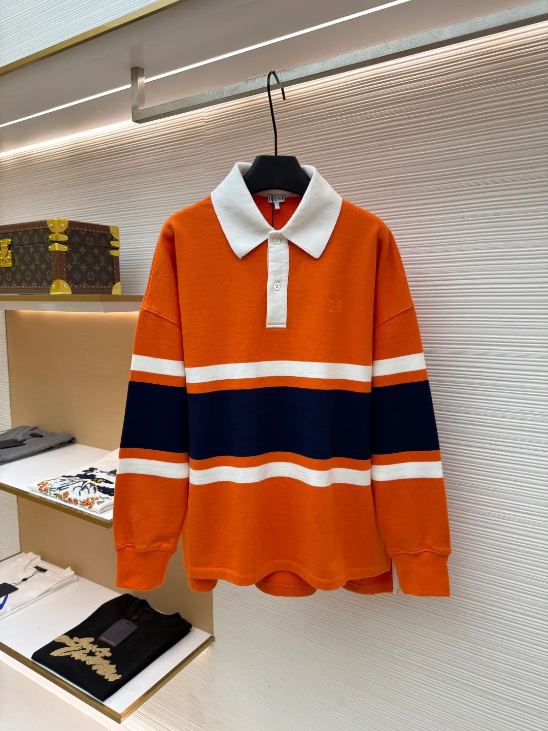 Loewe Anagram Embroidered Polo Shirt ●Original version: Purchased and developed for 7200 ●Item No.: 1681493-B20 ●Fabric: Cotton looped fleece jacquard fabric ●Technology: Embroidery production ●Color: Orange, blue and white ●Version: Fitted version ●Weight: about 660g ●Size: XS-S-M-L ●Description: Customized medium weight cotton looped fleece jacquard fabric, full texture, thick and solid Every inch contains a heavy sense of warmth. Avocado green falls into Monet's garden. The breath of plants and the narrative of art are woven into the stitches. The stripe rhythm of golden proportions. The homogeneous three-dimensionality on the chest jumps out and embellishes it like a work of art. The breathing philosophy of leaving a blank neckline. The visual hierarchy of primary and secondary. An orderly carnival of colors, using imported machine embroidery technology. Use advanced computer control systems and sophisticated mechanical components to realize Loewe Anagram embroidery operations with high precision. The lines are smooth and delicate, and the fabrics have been washed to give you a better feel and texture. It is not easy to deform, shrink or fade, and maintains long-term beauty. The overall wiring is straight and delicate, the fabric is comfortable and soft, and the color is consistent without color difference. It can be matched with the same style to create a fashionable look and control various occasions. Customized accessories, complete with three standards, same style for men and women!