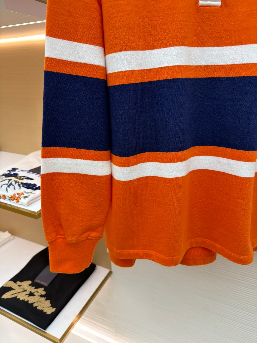 Loewe Anagram Embroidered Polo Shirt ●Original version: Purchased and developed for 7200 ●Item No.: 1681493-B20 ●Fabric: Cotton looped fleece jacquard fabric ●Technology: Embroidery production ●Color: Orange, blue and white ●Version: Fitted version ●Weight: about 660g ●Size: XS-S-M-L ●Description: Customized medium weight cotton looped fleece jacquard fabric, full texture, thick and solid Every inch contains a heavy sense of warmth. Avocado green falls into Monet's garden. The breath of plants and the narrative of art are woven into the stitches. The stripe rhythm of golden proportions. The homogeneous three-dimensionality on the chest jumps out and embellishes it like a work of art. The breathing philosophy of leaving a blank neckline. The visual hierarchy of primary and secondary. An orderly carnival of colors, using imported machine embroidery technology. Use advanced computer control systems and sophisticated mechanical components to realize Loewe Anagram embroidery operations with high precision. The lines are smooth and delicate, and the fabrics have been washed to give you a better feel and texture. It is not easy to deform, shrink or fade, and maintains long-term beauty. The overall wiring is straight and delicate, the fabric is comfortable and soft, and the color is consistent without color difference. It can be matched with the same style to create a fashionable look and control various occasions. Customized accessories, complete with three standards, same style for men and women!