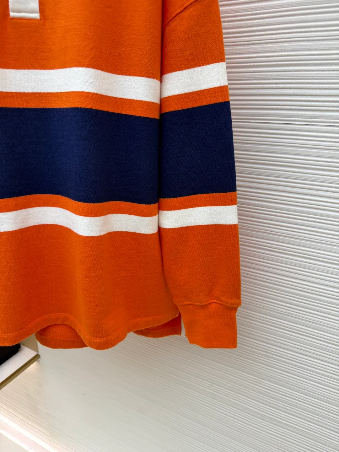 Loewe Anagram Embroidered Polo Shirt ●Original version: Purchased and developed for 7200 ●Item No.: 1681493-B20 ●Fabric: Cotton looped fleece jacquard fabric ●Technology: Embroidery production ●Color: Orange, blue and white ●Version: Fitted version ●Weight: about 660g ●Size: XS-S-M-L ●Description: Customized medium weight cotton looped fleece jacquard fabric, full texture, thick and solid Every inch contains a heavy sense of warmth. Avocado green falls into Monet's garden. The breath of plants and the narrative of art are woven into the stitches. The stripe rhythm of golden proportions. The homogeneous three-dimensionality on the chest jumps out and embellishes it like a work of art. The breathing philosophy of leaving a blank neckline. The visual hierarchy of primary and secondary. An orderly carnival of colors, using imported machine embroidery technology. Use advanced computer control systems and sophisticated mechanical components to realize Loewe Anagram embroidery operations with high precision. The lines are smooth and delicate, and the fabrics have been washed to give you a better feel and texture. It is not easy to deform, shrink or fade, and maintains long-term beauty. The overall wiring is straight and delicate, the fabric is comfortable and soft, and the color is consistent without color difference. It can be matched with the same style to create a fashionable look and control various occasions. Customized accessories, complete with three standards, same style for men and women!