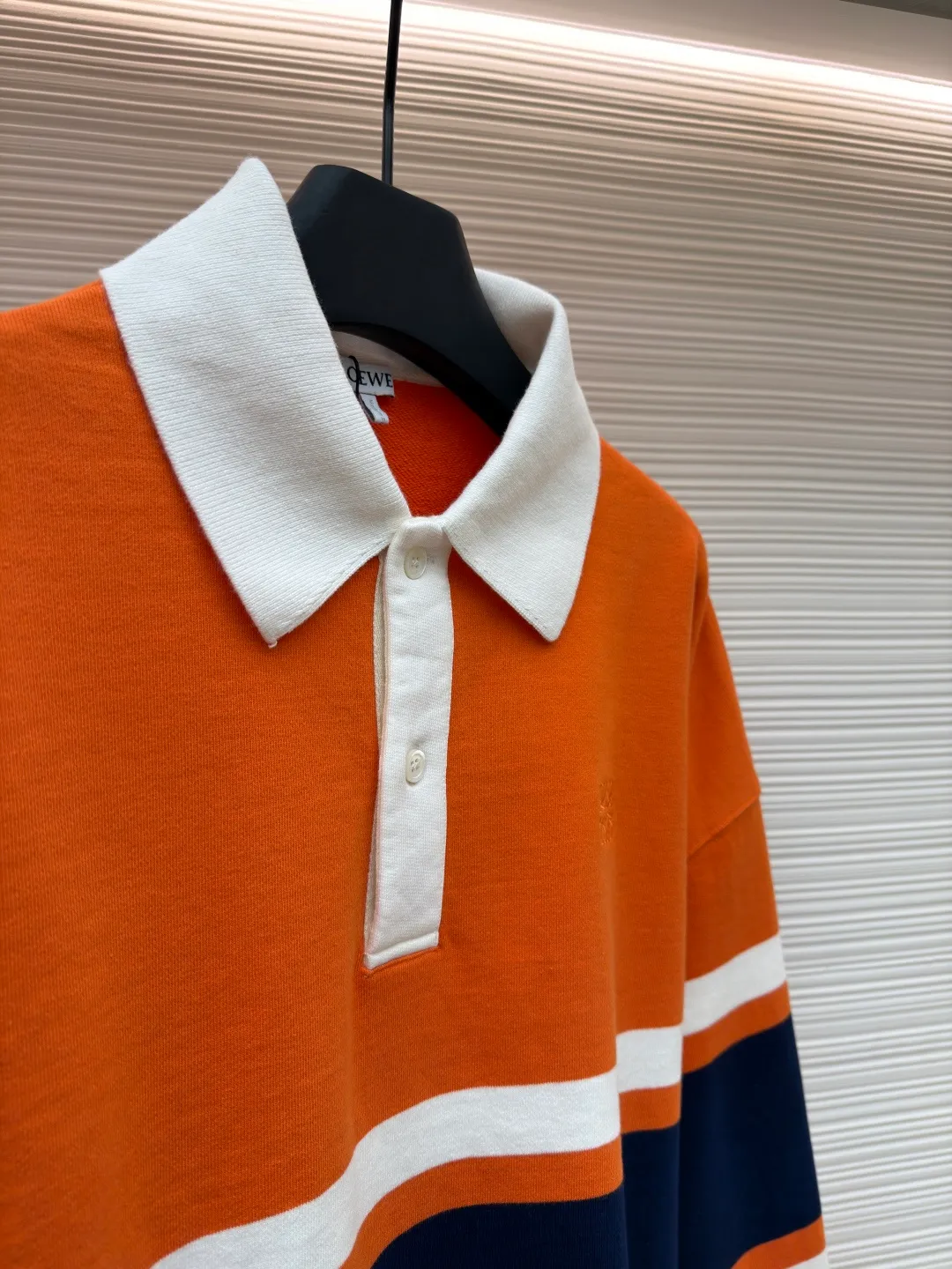 Loewe Anagram Embroidered Polo Shirt ●Original version: Purchased and developed for 7200 ●Item No.: 1681493-B20 ●Fabric: Cotton looped fleece jacquard fabric ●Technology: Embroidery production ●Color: Orange, blue and white ●Version: Fitted version ●Weight: about 660g ●Size: XS-S-M-L ●Description: Customized medium weight cotton looped fleece jacquard fabric, full texture, thick and solid Every inch contains a heavy sense of warmth. Avocado green falls into Monet's garden. The breath of plants and the narrative of art are woven into the stitches. The stripe rhythm of golden proportions. The homogeneous three-dimensionality on the chest jumps out and embellishes it like a work of art. The breathing philosophy of leaving a blank neckline. The visual hierarchy of primary and secondary. An orderly carnival of colors, using imported machine embroidery technology. Use advanced computer control systems and sophisticated mechanical components to realize Loewe Anagram embroidery operations with high precision. The lines are smooth and delicate, and the fabrics have been washed to give you a better feel and texture. It is not easy to deform, shrink or fade, and maintains long-term beauty. The overall wiring is straight and delicate, the fabric is comfortable and soft, and the color is consistent without color difference. It can be matched with the same style to create a fashionable look and control various occasions. Customized accessories, complete with three standards, same style for men and women!
