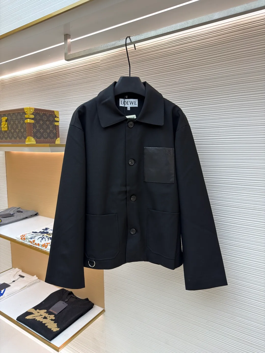 Loewe sheepskin pocket blazer ●Original version: purchased and developed for 17900 ●Item number: 1681610-B40 ●Fabric: wool blended fabric ●Technology: embossed production ●Color: black ●Version: fitted version ●Weight: about 665 grams ●Size: 36-38-40-42 ●Description: 40-count denim wool suit material. This fabric is made of double-layer wool suit fabric with a wool content of up to 55%. Because high-wool fabrics are thin, this fabric is made of double-layer composite. After washing and gluing, the fabric is close to 420 grams. The upper body has a very three-dimensional shape, and the loose fit is also very versatile. The lining is made of Tencel A100+ custom-woven fabric. The pocket leather is cut from soft sheep flat, and the small logo on the leather is pressed out of the original 1:1 positioning mold using a flower machine at a high temperature of 180 degrees. The buttons are made of pure horn buttons. Each real horn button has different textures and scratches. The iconic logo of LOEWE brand is engraved on the surface. The lower pocket has an alloy buckle with the brand's iconic logo. The overall wiring is straight and delicate, the fabric is comfortable and soft, and the color is consistent without color difference. It can be matched with the same style to create a fashionable look and control various occasions. Customized accessories, complete with three standards, same style for men and women!
