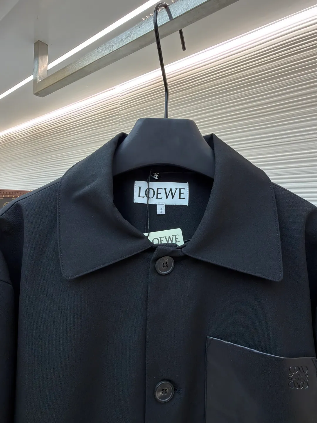 Loewe sheepskin pocket blazer ●Original version: purchased and developed for 17900 ●Item number: 1681610-B40 ●Fabric: wool blended fabric ●Technology: embossed production ●Color: black ●Version: fitted version ●Weight: about 665 grams ●Size: 36-38-40-42 ●Description: 40-count denim wool suit material. This fabric is made of double-layer wool suit fabric with a wool content of up to 55%. Because high-wool fabrics are thin, this fabric is made of double-layer composite. After washing and gluing, the fabric is close to 420 grams. The upper body has a very three-dimensional shape, and the loose fit is also very versatile. The lining is made of Tencel A100+ custom-woven fabric. The pocket leather is cut from soft sheep flat, and the small logo on the leather is pressed out of the original 1:1 positioning mold using a flower machine at a high temperature of 180 degrees. The buttons are made of pure horn buttons. Each real horn button has different textures and scratches. The iconic logo of LOEWE brand is engraved on the surface. The lower pocket has an alloy buckle with the brand's iconic logo. The overall wiring is straight and delicate, the fabric is comfortable and soft, and the color is consistent without color difference. It can be matched with the same style to create a fashionable look and control various occasions. Customized accessories, complete with three standards, same style for men and women!