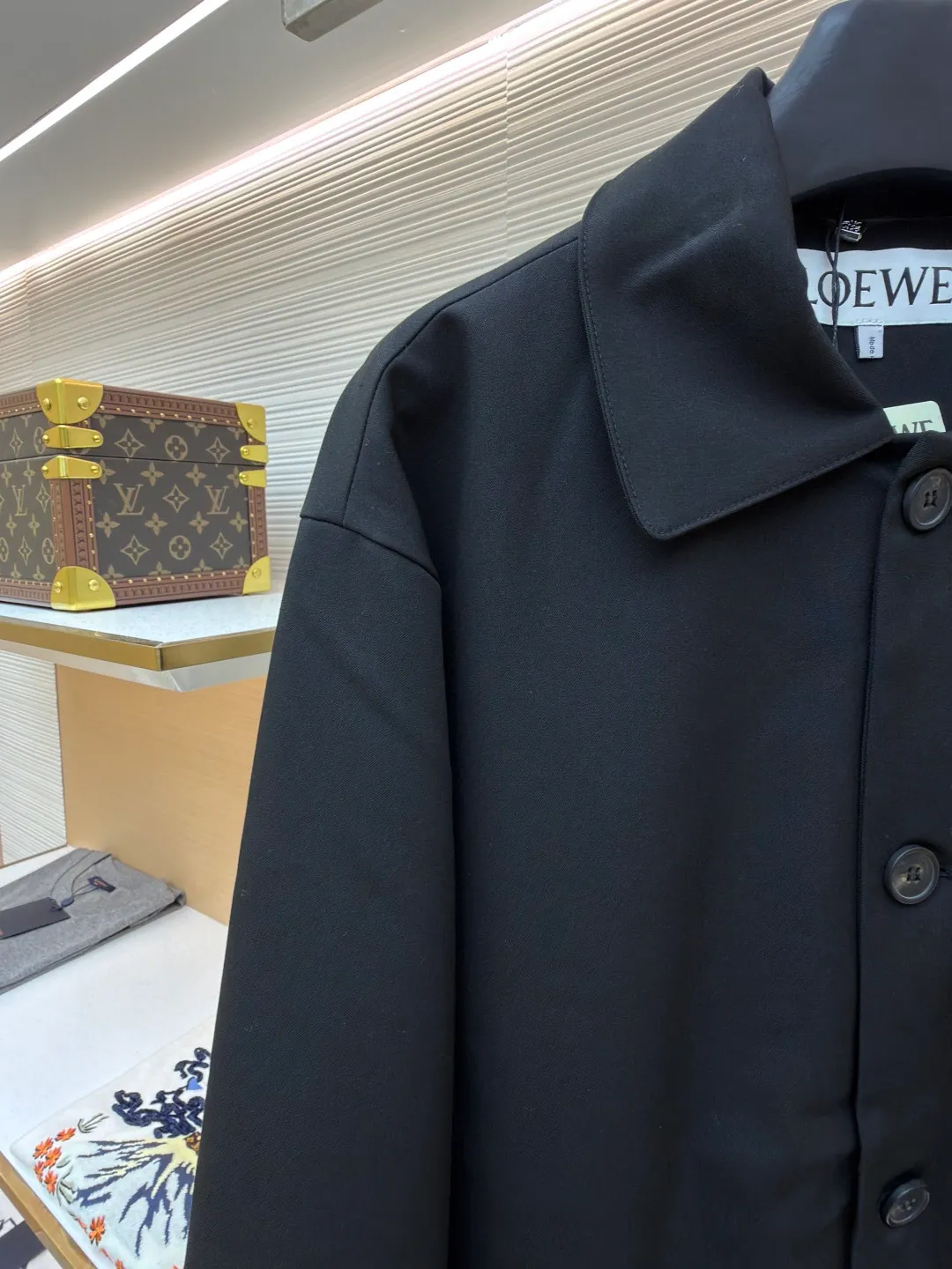 Loewe sheepskin pocket blazer ●Original version: purchased and developed for 17900 ●Item number: 1681610-B40 ●Fabric: wool blended fabric ●Technology: embossed production ●Color: black ●Version: fitted version ●Weight: about 665 grams ●Size: 36-38-40-42 ●Description: 40-count denim wool suit material. This fabric is made of double-layer wool suit fabric with a wool content of up to 55%. Because high-wool fabrics are thin, this fabric is made of double-layer composite. After washing and gluing, the fabric is close to 420 grams. The upper body has a very three-dimensional shape, and the loose fit is also very versatile. The lining is made of Tencel A100+ custom-woven fabric. The pocket leather is cut from soft sheep flat, and the small logo on the leather is pressed out of the original 1:1 positioning mold using a flower machine at a high temperature of 180 degrees. The buttons are made of pure horn buttons. Each real horn button has different textures and scratches. The iconic logo of LOEWE brand is engraved on the surface. The lower pocket has an alloy buckle with the brand's iconic logo. The overall wiring is straight and delicate, the fabric is comfortable and soft, and the color is consistent without color difference. It can be matched with the same style to create a fashionable look and control various occasions. Customized accessories, complete with three standards, same style for men and women!