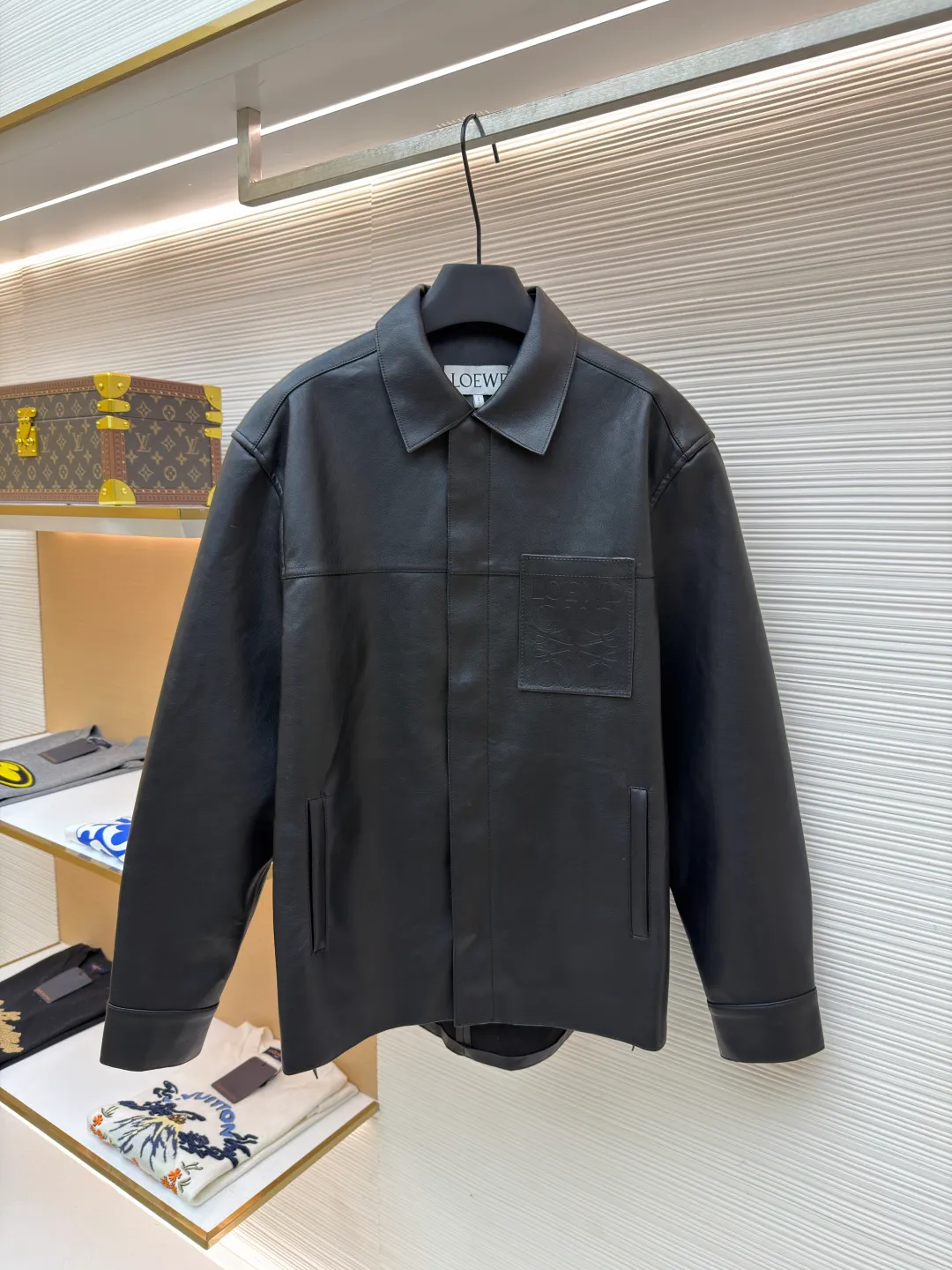 Loewe Anagram pocket zipper leather jacket ●Original version: 38900 purchase and development ●Item number: 1682094-C75 ●Fabric: sheepskin fabric ●Technology: air pump machine embossed production ●Color: black ●Version: fitted version ●Weight: about 1010 grams ●Size: 46-48-50-52 ●Description: Customized ebony pebbled vegetable tanned sheepskin, soft and tough texture, natural texture Presented in matte matte black, the grainy texture reflects subtle light and dark layers under light and shadow, giving static black a dynamic vitality. The iconic Loewe Anagram logo is embellished on the chest patch pocket. It is low-key and powerful. Every inch exudes a low-key and charming luxury luster. Hidden in the public, visible in the wise, it interprets the true connotation of high-end fashion with its versatile appearance. Air pump machine embossed embossing. Through the synergy between precise air pressure control and temperature, the logo pattern is imprinted on the leather surface in a three-dimensional embossed form without damage. Finally, the leather fibers are quickly solidified through a sudden drop in temperature, and the strands are fixed by manual glue. Physical reinforcement technology to fix the seams of the cut pieces through precise point gluing. Manual gluing operation. A wavy glue line is formed along the warp and weft of the cut piece, and the artificial oil edge requires the application of four layers of oil edge agent. Each layer is cooled to a specific temperature and then polished to ensure that the edge is as hard as ceramics and has a uniform gloss. The workmanship is cumbersome and the timeliness is slow. The overall wiring is straight and delicate, the fabric is comfortable and soft, and the color is consistent without color difference. It can be matched with the same style to create a fashionable look and control various occasions. Customized accessories, complete with three standards, same style for men and women!