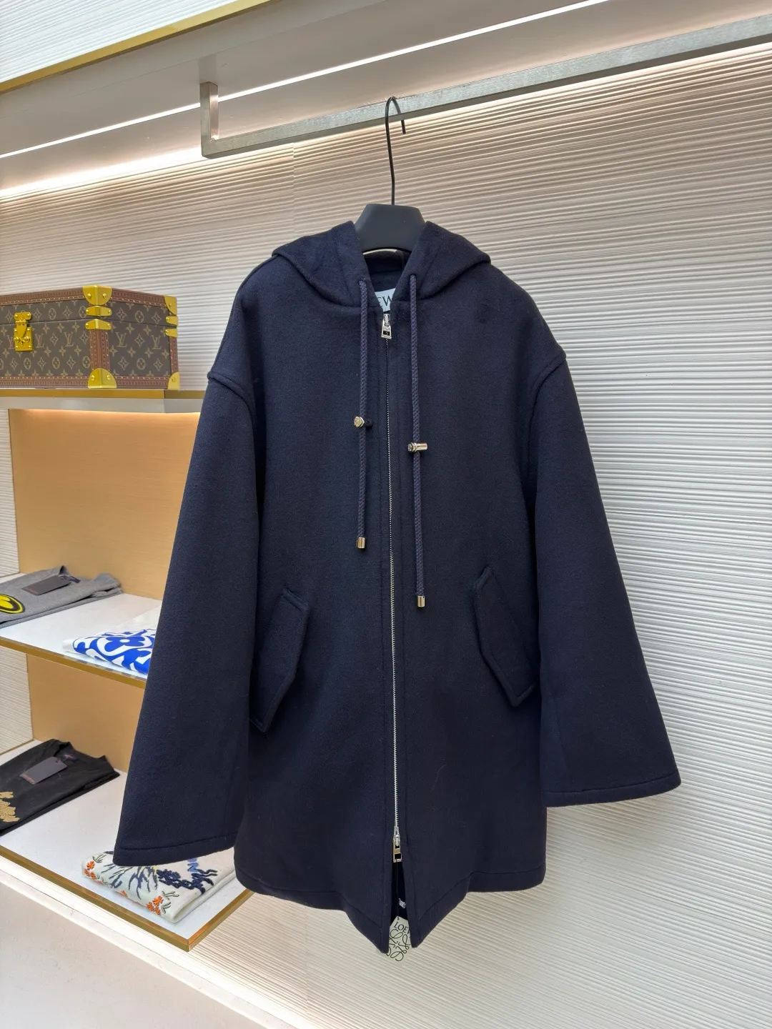 Loewe leather label hooded long coat ●Original version: Purchased and developed for 30900 ●Item number: 1682210-C95 ●Fabric: wool fabric ●Technology: CNC hemming production ●Color: navy ●Version: fitted version ●Weight: about 2005 grams ●Size: 46-48-50 ●Description: Custom-dyed heavy velvet double-sided wool with excellent texture and natural drape The main color is deep navy blue, weaving eternal tenderness. The design reconstructs the breathing rules of the coat. The deconstructed silhouette makes the coat a flowing sculpture. A matte black logo leather label is inlaid in the center of the outside of the hat brim. A miniature declaration of the brand spirit. Hidden in the public and visible in the mind. Elegant and atmospheric. Calm and restrained. The duet of warmth and fashion gives you all-round warmth protection. It has its own aura when walking, 1 ergonomic infrared three-dimensional cutting. Return to traditional craftsmanship. When cutting, use infrared rays to align the grid and strips. The cutter should align the infrared rays on a single piece of fabric to ensure that the cut pieces are symmetrical up and down. Intelligent temperature control composite realizes millimeter-level precise control of the bonding process through computer digital temperature control and zoned pressure adjustment, forming a three-dimensional integrated composite structure of fabric-adhesive layer-lining fabric. CNC seaming technology uses a bartack car and a punching machine to perform a combination of precise punching and radial bartacking at the key stress-bearing parts of the garment. The finished garment is soft and washable, has a better hand feel and texture, is not easy to deform, shrinks, and fades, and maintains long-term beauty. The overall wiring is straight and delicate, the fabric is comfortable and soft, and the color is consistent without color difference. It can be matched with the same style to create a fashionable look and control various occasions. Customized accessories, complete with three standards, same style for men and women!