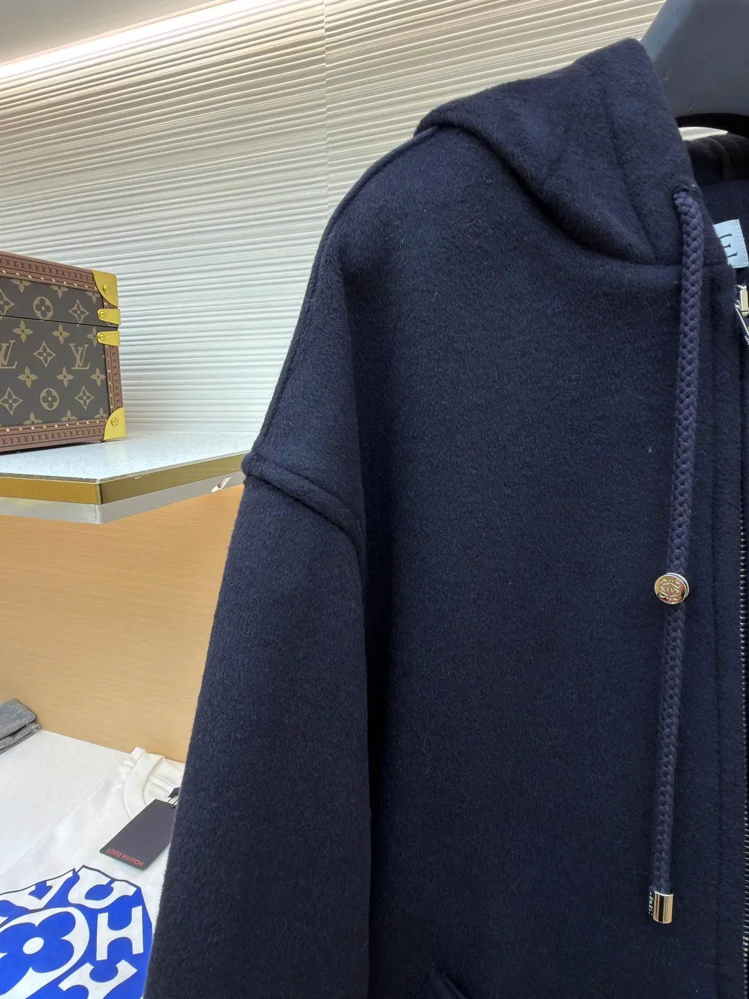 Loewe leather label hooded long coat ●Original version: Purchased and developed for 30900 ●Item number: 1682210-C95 ●Fabric: wool fabric ●Technology: CNC hemming production ●Color: navy ●Version: fitted version ●Weight: about 2005 grams ●Size: 46-48-50 ●Description: Custom-dyed heavy velvet double-sided wool with excellent texture and natural drape The main color is deep navy blue, weaving eternal tenderness. The design reconstructs the breathing rules of the coat. The deconstructed silhouette makes the coat a flowing sculpture. A matte black logo leather label is inlaid in the center of the outside of the hat brim. A miniature declaration of the brand spirit. Hidden in the public and visible in the mind. Elegant and atmospheric. Calm and restrained. The duet of warmth and fashion gives you all-round warmth protection. It has its own aura when walking, 1 ergonomic infrared three-dimensional cutting. Return to traditional craftsmanship. When cutting, use infrared rays to align the grid and strips. The cutter should align the infrared rays on a single piece of fabric to ensure that the cut pieces are symmetrical up and down. Intelligent temperature control composite realizes millimeter-level precise control of the bonding process through computer digital temperature control and zoned pressure adjustment, forming a three-dimensional integrated composite structure of fabric-adhesive layer-lining fabric. CNC seaming technology uses a bartack car and a punching machine to perform a combination of precise punching and radial bartacking at the key stress-bearing parts of the garment. The finished garment is soft and washable, has a better hand feel and texture, is not easy to deform, shrinks, and fades, and maintains long-term beauty. The overall wiring is straight and delicate, the fabric is comfortable and soft, and the color is consistent without color difference. It can be matched with the same style to create a fashionable look and control various occasions. Customized accessories, complete with three standards, same style for men and women!