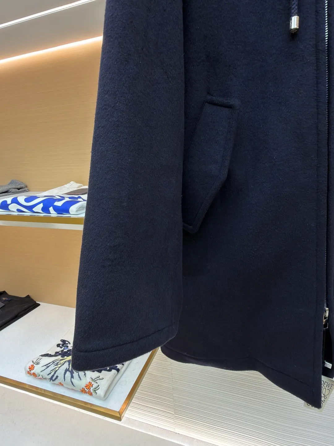 Loewe leather label hooded long coat ●Original version: Purchased and developed for 30900 ●Item number: 1682210-C95 ●Fabric: wool fabric ●Technology: CNC hemming production ●Color: navy ●Version: fitted version ●Weight: about 2005 grams ●Size: 46-48-50 ●Description: Custom-dyed heavy velvet double-sided wool with excellent texture and natural drape The main color is deep navy blue, weaving eternal tenderness. The design reconstructs the breathing rules of the coat. The deconstructed silhouette makes the coat a flowing sculpture. A matte black logo leather label is inlaid in the center of the outside of the hat brim. A miniature declaration of the brand spirit. Hidden in the public and visible in the mind. Elegant and atmospheric. Calm and restrained. The duet of warmth and fashion gives you all-round warmth protection. It has its own aura when walking, 1 ergonomic infrared three-dimensional cutting. Return to traditional craftsmanship. When cutting, use infrared rays to align the grid and strips. The cutter should align the infrared rays on a single piece of fabric to ensure that the cut pieces are symmetrical up and down. Intelligent temperature control composite realizes millimeter-level precise control of the bonding process through computer digital temperature control and zoned pressure adjustment, forming a three-dimensional integrated composite structure of fabric-adhesive layer-lining fabric. CNC seaming technology uses a bartack car and a punching machine to perform a combination of precise punching and radial bartacking at the key stress-bearing parts of the garment. The finished garment is soft and washable, has a better hand feel and texture, is not easy to deform, shrinks, and fades, and maintains long-term beauty. The overall wiring is straight and delicate, the fabric is comfortable and soft, and the color is consistent without color difference. It can be matched with the same style to create a fashionable look and control various occasions. Customized accessories, complete with three standards, same style for men and women!
