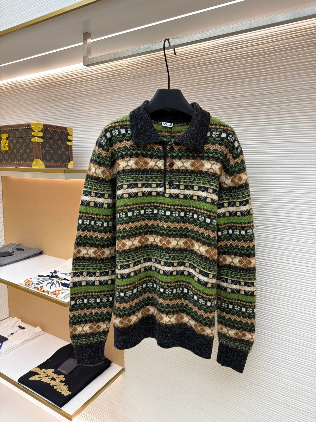 Loewe full wool Christmas green ●Original version: Purchased and developed by 7399 ●Item number: 1681565-C00 ●Fabric: wool blended fabric ●Technology: knitted ●Color: green ●Type: Fitted version ●Weight: about 535 grams ●Size: S-M-L ●Description: The wool yarn is made of 100% woolen wool. After mercerization, the upper body is very warm and not tight. The flat knitting machine uses a seven-needle flat knitting machine that is rare on the market. It is very expensive because the pattern is very complex and the inner structure is half intarsia and half mesh, so the knitting time is very long. The pattern was revised four or five times by the masters of printmaking and drawing to achieve the effect. The sleeve pattern, the body pattern and the placket pattern were all aligned. Only those who have made goods know how deep the knowledge is. The clothes use five colors of yarn, and it takes more than a month for each color to be shipped, which is very time-consuming and labor-intensive. Because there are many colors and the ratio of each color is different, the loss is huge. The overall wiring is straight and delicate, the fabric is comfortable and soft, and the color is consistent without color difference. It can be matched with the same style to create a fashionable look and control various occasions. Customized accessories, complete with three standards, same style for men and women!