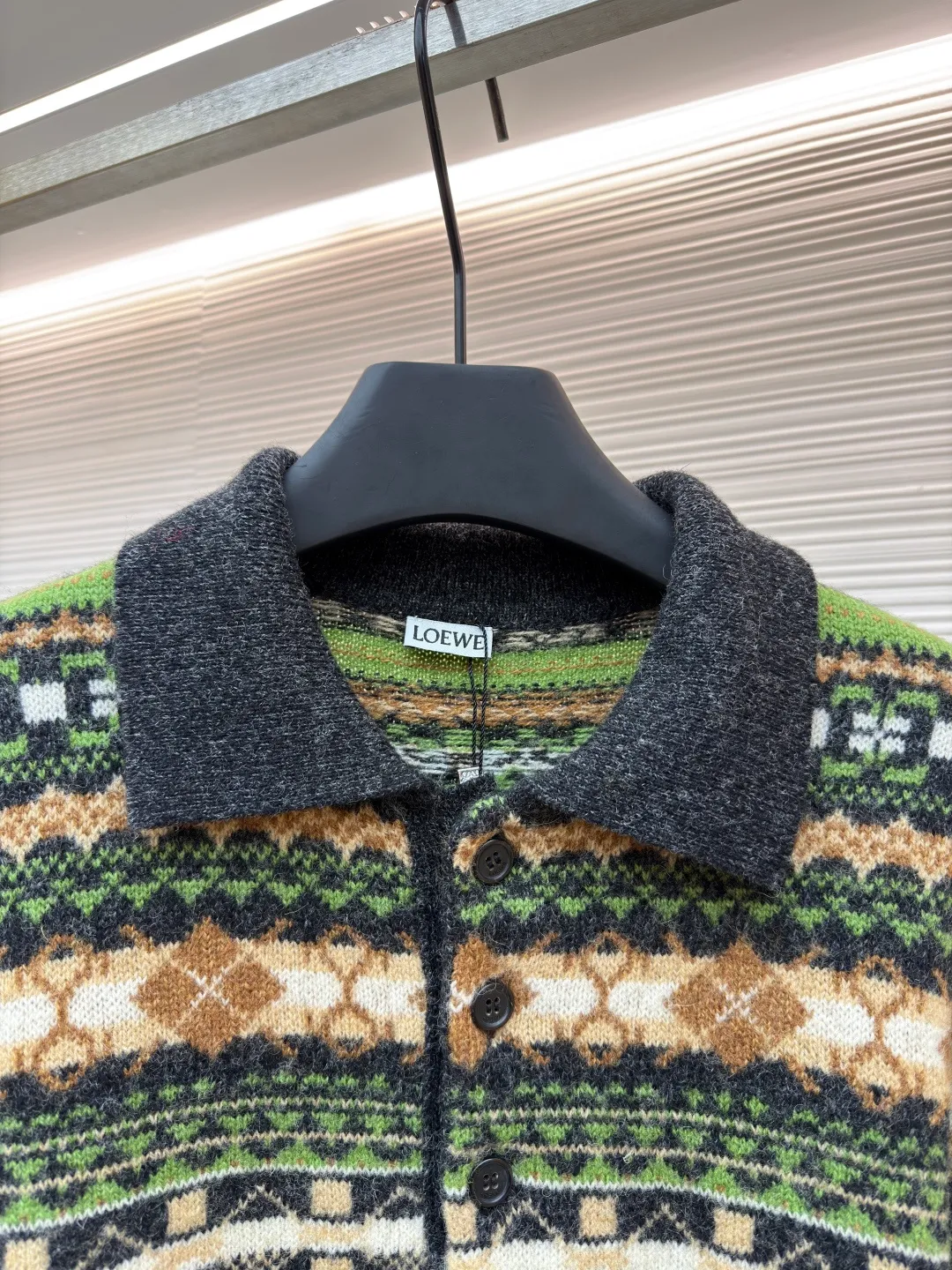 Loewe full wool Christmas green ●Original version: Purchased and developed by 7399 ●Item number: 1681565-C00 ●Fabric: wool blended fabric ●Technology: knitted ●Color: green ●Type: Fitted version ●Weight: about 535 grams ●Size: S-M-L ●Description: The wool yarn is made of 100% woolen wool. After mercerization, the upper body is very warm and not tight. The flat knitting machine uses a seven-needle flat knitting machine that is rare on the market. It is very expensive because the pattern is very complex and the inner structure is half intarsia and half mesh, so the knitting time is very long. The pattern was revised four or five times by the masters of printmaking and drawing to achieve the effect. The sleeve pattern, the body pattern and the placket pattern were all aligned. Only those who have made goods know how deep the knowledge is. The clothes use five colors of yarn, and it takes more than a month for each color to be shipped, which is very time-consuming and labor-intensive. Because there are many colors and the ratio of each color is different, the loss is huge. The overall wiring is straight and delicate, the fabric is comfortable and soft, and the color is consistent without color difference. It can be matched with the same style to create a fashionable look and control various occasions. Customized accessories, complete with three standards, same style for men and women!
