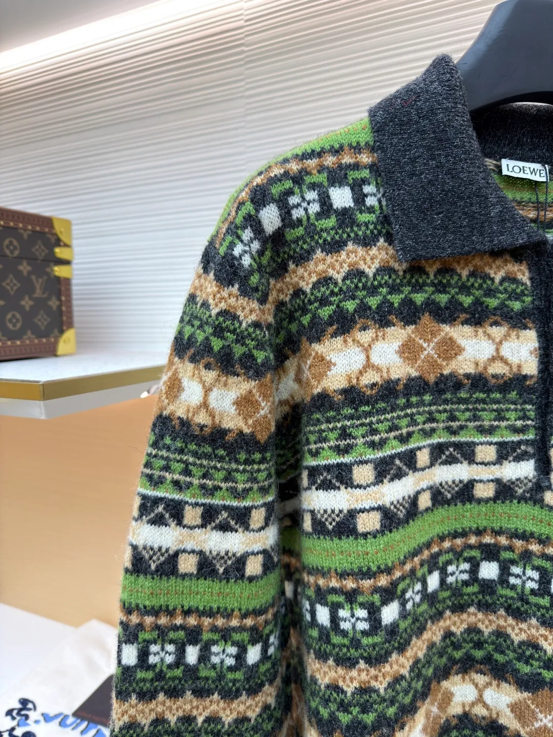 Loewe full wool Christmas green ●Original version: Purchased and developed by 7399 ●Item number: 1681565-C00 ●Fabric: wool blended fabric ●Technology: knitted ●Color: green ●Type: Fitted version ●Weight: about 535 grams ●Size: S-M-L ●Description: The wool yarn is made of 100% woolen wool. After mercerization, the upper body is very warm and not tight. The flat knitting machine uses a seven-needle flat knitting machine that is rare on the market. It is very expensive because the pattern is very complex and the inner structure is half intarsia and half mesh, so the knitting time is very long. The pattern was revised four or five times by the masters of printmaking and drawing to achieve the effect. The sleeve pattern, the body pattern and the placket pattern were all aligned. Only those who have made goods know how deep the knowledge is. The clothes use five colors of yarn, and it takes more than a month for each color to be shipped, which is very time-consuming and labor-intensive. Because there are many colors and the ratio of each color is different, the loss is huge. The overall wiring is straight and delicate, the fabric is comfortable and soft, and the color is consistent without color difference. It can be matched with the same style to create a fashionable look and control various occasions. Customized accessories, complete with three standards, same style for men and women!