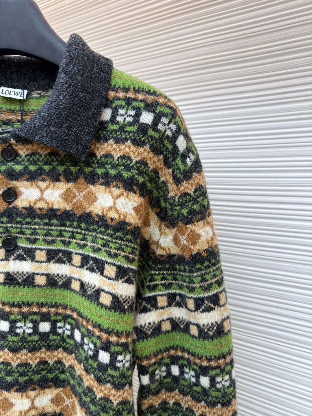 Loewe full wool Christmas green ●Original version: Purchased and developed by 7399 ●Item number: 1681565-C00 ●Fabric: wool blended fabric ●Technology: knitted ●Color: green ●Type: Fitted version ●Weight: about 535 grams ●Size: S-M-L ●Description: The wool yarn is made of 100% woolen wool. After mercerization, the upper body is very warm and not tight. The flat knitting machine uses a seven-needle flat knitting machine that is rare on the market. It is very expensive because the pattern is very complex and the inner structure is half intarsia and half mesh, so the knitting time is very long. The pattern was revised four or five times by the masters of printmaking and drawing to achieve the effect. The sleeve pattern, the body pattern and the placket pattern were all aligned. Only those who have made goods know how deep the knowledge is. The clothes use five colors of yarn, and it takes more than a month for each color to be shipped, which is very time-consuming and labor-intensive. Because there are many colors and the ratio of each color is different, the loss is huge. The overall wiring is straight and delicate, the fabric is comfortable and soft, and the color is consistent without color difference. It can be matched with the same style to create a fashionable look and control various occasions. Customized accessories, complete with three standards, same style for men and women!