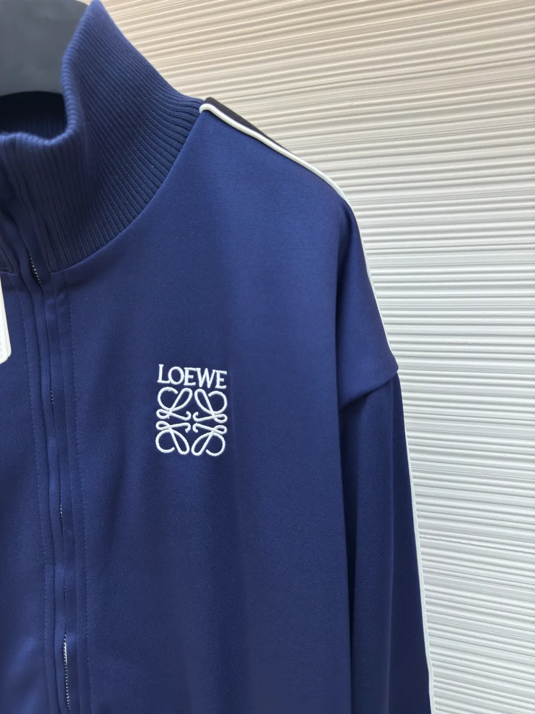 LOEWE Loewe embroidered ribbon jacket ●Authentic product: Purchased and developed for 12900 ●Item number: 1680231-B40 ●Fabric: pure cotton fabric ●Technology: embroidery production ●Version: Loose version ●Weight: about 935 grams ●Size: S-M-L-XL ●Description: Made of 40-count genuine mercerized double-sided, original customized fabric. Woven by the latest imported looms, high-density texture, and the garment version is very three-dimensional. The embroidery uses three-dimensional plane embroidery, and the number of high-density embroidery needles is as high as 6,400. The waistband is made of pure cotton custom-woven jacquard technology, and the entire waistband has the LOEWE brand logo. The back pocket zipper is made of 100% nylon custom material, and the zipper has the LOEWE brand logo. The webbing is made of pure cotton and the original size is 1:1, and the letter tape is made of silver yarn. The overall wiring is straight and delicate, the fabric is comfortable and soft, and the color is consistent without color difference. It can be matched with the same style to create a fashionable look and control various occasions. Customized accessories, complete with three standards, same style for men and women!