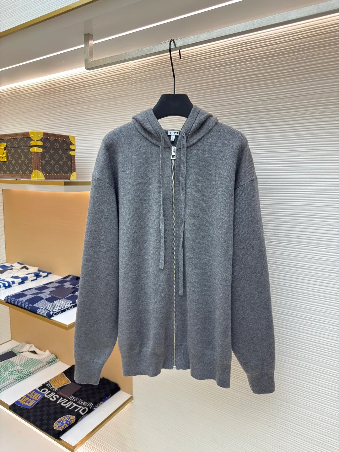 Loewe Anagram zipper hoodie ●Authentic product: 15900 purchase and development ●Item number: 1680414-B60 ●Fabric: Rabbit velvet blended yarn fabric ●Technology: embossed embroidery production ●Version: Loose version ●Weight: about 855 grams ●Size: S-M-L-XL ●Description: Custom-woven 32-count rabbit velvet blended yarn The fineness of rabbit velvet is the very finest among animal fibers The average fineness is about 10.83 microns, as thin as silk, as soft as clouds, fluffy and light, with a touch of high-grade gray as the base, an elegance tempered by time. The front panel is decorated with a homogeneous clean fit display. The neat hooded design brings a touch of casualness and laziness. It is paired with the Anagram embossed embellishment on the back panel, injecting the soul charm of the brand. The profound visual space shows an elegant posture and exudes infinite charm. Relief embroidery uses embroidery techniques to create patterns with relief effects on fabrics. Through layer-by-layer superposition and staggered embroidery, the embroidery threads form three-dimensional textures and layers on the fabric. Garment washing water softening and deodorizing process uses professional washing equipment and specific detergents to deeply clean and deodorize clothes to improve the feel and appearance of clothes. The overall wiring is straight and delicate, the fabric is comfortable and soft, and the color is consistent without color difference. It can be matched with the same style to create a fashionable look and control various occasions. Customized accessories, complete with three standards, same style for men and women!