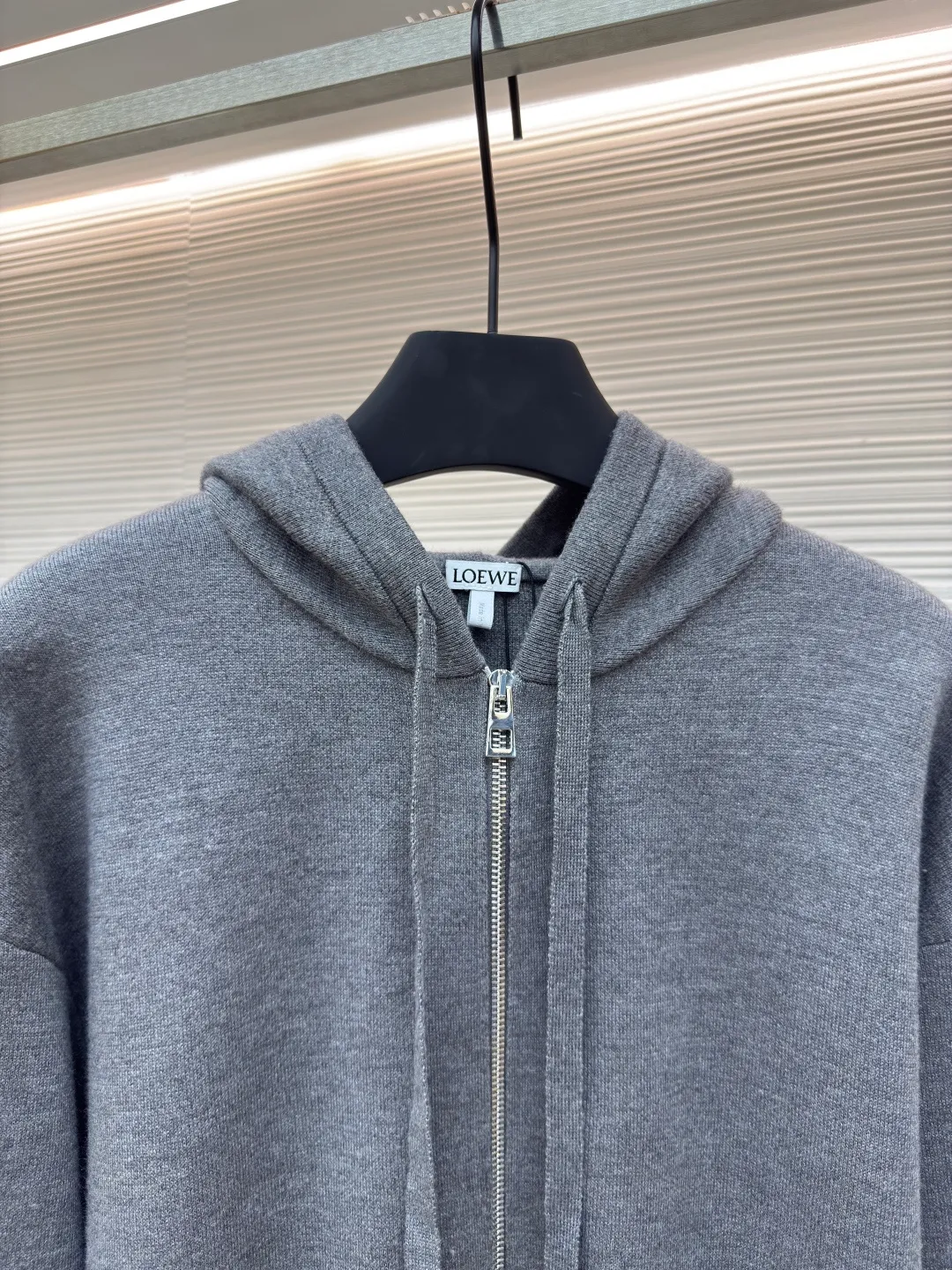Loewe Anagram zipper hoodie ●Authentic product: 15900 purchase and development ●Item number: 1680414-B60 ●Fabric: Rabbit velvet blended yarn fabric ●Technology: embossed embroidery production ●Version: Loose version ●Weight: about 855 grams ●Size: S-M-L-XL ●Description: Custom-woven 32-count rabbit velvet blended yarn The fineness of rabbit velvet is the very finest among animal fibers The average fineness is about 10.83 microns, as thin as silk, as soft as clouds, fluffy and light, with a touch of high-grade gray as the base, an elegance tempered by time. The front panel is decorated with a homogeneous clean fit display. The neat hooded design brings a touch of casualness and laziness. It is paired with the Anagram embossed embellishment on the back panel, injecting the soul charm of the brand. The profound visual space shows an elegant posture and exudes infinite charm. Relief embroidery uses embroidery techniques to create patterns with relief effects on fabrics. Through layer-by-layer superposition and staggered embroidery, the embroidery threads form three-dimensional textures and layers on the fabric. Garment washing water softening and deodorizing process uses professional washing equipment and specific detergents to deeply clean and deodorize clothes to improve the feel and appearance of clothes. The overall wiring is straight and delicate, the fabric is comfortable and soft, and the color is consistent without color difference. It can be matched with the same style to create a fashionable look and control various occasions. Customized accessories, complete with three standards, same style for men and women!