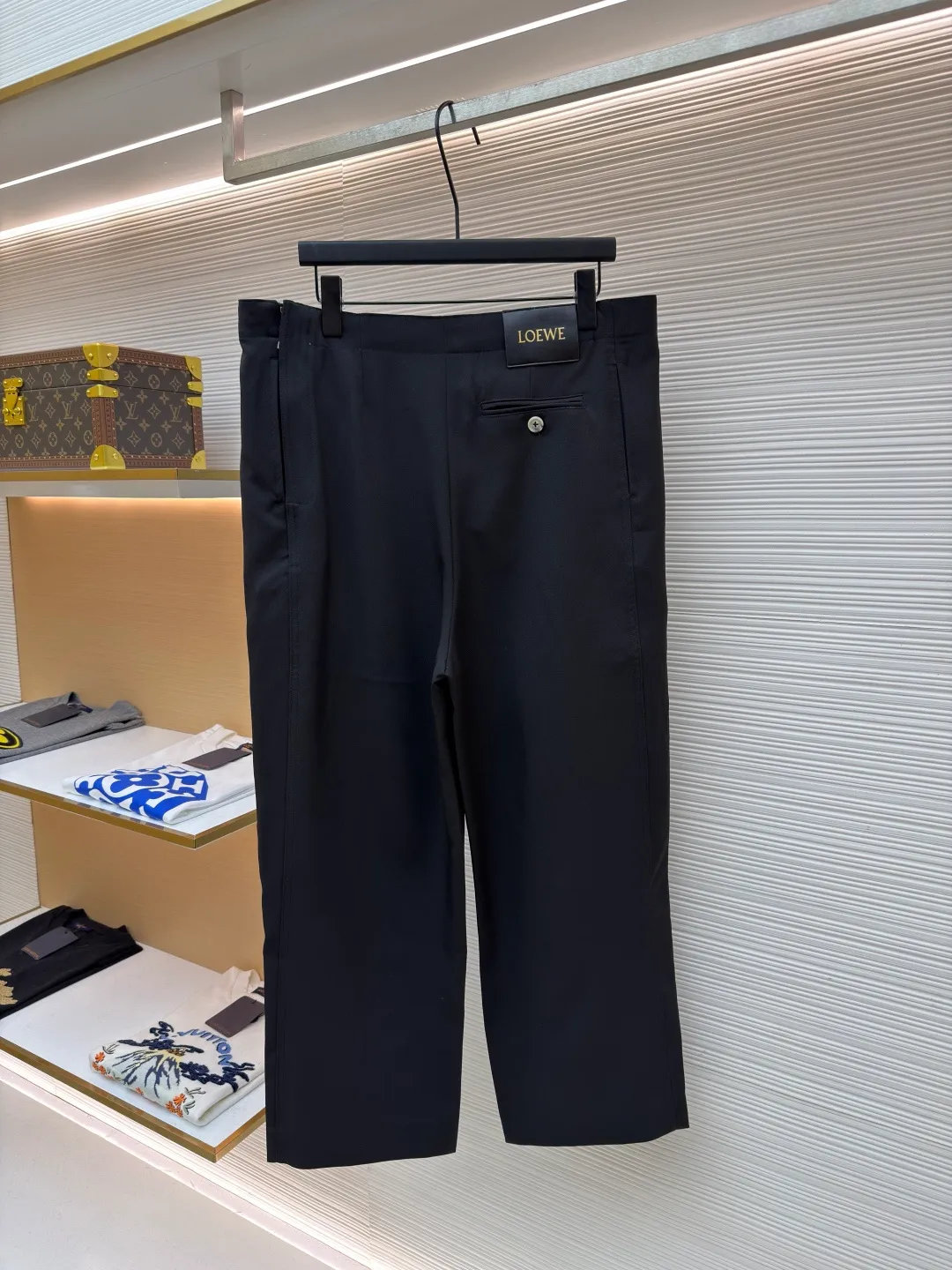 Loewe black belt trousers ●Original version: purchased and developed for 12900 ●Item number: 1682112-B15 ●Fabric: high weight dyed cotton satin fabric ●Technology: leather patch production ●Color: black ●Version: loose fit ●Weight: about 580 grams ●Size: 46-48-50-52 ●Description: Made of high-weight cotton satin fabric, high-weight high-temperature dyed cotton satin fabric is a high-end material with excellent texture and functionality. The core of its technology lies in the selection of high-count, long-staple cotton, and the satin weave method to minimize the interweaving points of warp and weft yarns, thereby forming a unique surface that is smooth, supple and with a faint luster. The high weight ensures that the fabric has a tight structure, is crisp and stylish, and has excellent drape and wear resistance. , "Using high-temperature and high-pressure dyeing technology in the dyeing process, the dye molecules can deeply penetrate into the core of the fiber, thereby achieving high color saturation, strong color fastness and not easy to fade. This process not only gives the fabric a rich and lasting color, but also makes it plump and soft to the touch. It also retains the natural breathability of cotton fiber, achieving a both luxurious and practical wearing experience. The contrasting color decorative belt echoes the theme of military uniforms and allows for flexible waist adjustment; the back is embossed with bronzing leather patches, which use high temperature and high pressure. The brand logo is permanently embossed on the leather and sewn onto the back of the jacket. This process makes the pattern clear and durable, becoming a low-key and powerful symbol of the brand's identity. The style adopts a regular fit and a mid-rise straight design to ensure clean lines and comfortable wearing. The front gathers are an important decorative element and provide room for movement in the functional legs. The pocket design is both practical and simple, while the rear button-stuck welt pocket enhances the sophistication of workwear style.