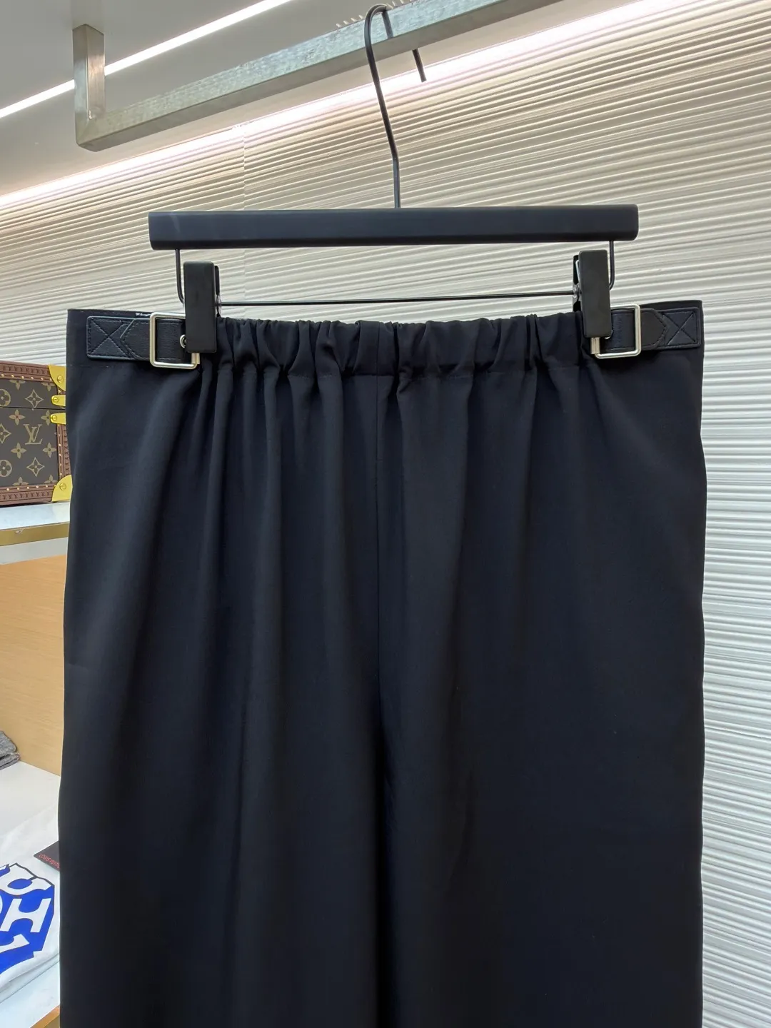 Loewe black belt trousers ●Original version: purchased and developed for 12900 ●Item number: 1682112-B15 ●Fabric: high weight dyed cotton satin fabric ●Technology: leather patch production ●Color: black ●Version: loose fit ●Weight: about 580 grams ●Size: 46-48-50-52 ●Description: Made of high-weight cotton satin fabric, high-weight high-temperature dyed cotton satin fabric is a high-end material with excellent texture and functionality. The core of its technology lies in the selection of high-count, long-staple cotton, and the satin weave method to minimize the interweaving points of warp and weft yarns, thereby forming a unique surface that is smooth, supple and with a faint luster. The high weight ensures that the fabric has a tight structure, is crisp and stylish, and has excellent drape and wear resistance. , "Using high-temperature and high-pressure dyeing technology in the dyeing process, the dye molecules can deeply penetrate into the core of the fiber, thereby achieving high color saturation, strong color fastness and not easy to fade. This process not only gives the fabric a rich and lasting color, but also makes it plump and soft to the touch. It also retains the natural breathability of cotton fiber, achieving a both luxurious and practical wearing experience. The contrasting color decorative belt echoes the theme of military uniforms and allows for flexible waist adjustment; the back is embossed with bronzing leather patches, which use high temperature and high pressure. The brand logo is permanently embossed on the leather and sewn onto the back of the jacket. This process makes the pattern clear and durable, becoming a low-key and powerful symbol of the brand's identity. The style adopts a regular fit and a mid-rise straight design to ensure clean lines and comfortable wearing. The front gathers are an important decorative element and provide room for movement in the functional legs. The pocket design is both practical and simple, while the rear button-stuck welt pocket enhances the sophistication of workwear style.