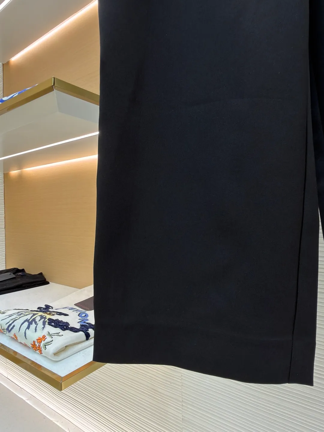 Loewe black belt trousers ●Original version: purchased and developed for 12900 ●Item number: 1682112-B15 ●Fabric: high weight dyed cotton satin fabric ●Technology: leather patch production ●Color: black ●Version: loose fit ●Weight: about 580 grams ●Size: 46-48-50-52 ●Description: Made of high-weight cotton satin fabric, high-weight high-temperature dyed cotton satin fabric is a high-end material with excellent texture and functionality. The core of its technology lies in the selection of high-count, long-staple cotton, and the satin weave method to minimize the interweaving points of warp and weft yarns, thereby forming a unique surface that is smooth, supple and with a faint luster. The high weight ensures that the fabric has a tight structure, is crisp and stylish, and has excellent drape and wear resistance. , "Using high-temperature and high-pressure dyeing technology in the dyeing process, the dye molecules can deeply penetrate into the core of the fiber, thereby achieving high color saturation, strong color fastness and not easy to fade. This process not only gives the fabric a rich and lasting color, but also makes it plump and soft to the touch. It also retains the natural breathability of cotton fiber, achieving a both luxurious and practical wearing experience. The contrasting color decorative belt echoes the theme of military uniforms and allows for flexible waist adjustment; the back is embossed with bronzing leather patches, which use high temperature and high pressure. The brand logo is permanently embossed on the leather and sewn onto the back of the jacket. This process makes the pattern clear and durable, becoming a low-key and powerful symbol of the brand's identity. The style adopts a regular fit and a mid-rise straight design to ensure clean lines and comfortable wearing. The front gathers are an important decorative element and provide room for movement in the functional legs. The pocket design is both practical and simple, while the rear button-stuck welt pocket enhances the sophistication of workwear style.