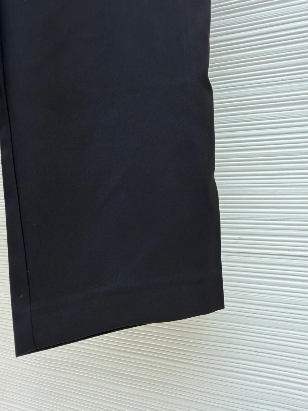 Loewe black belt trousers ●Original version: purchased and developed for 12900 ●Item number: 1682112-B15 ●Fabric: high weight dyed cotton satin fabric ●Technology: leather patch production ●Color: black ●Version: loose fit ●Weight: about 580 grams ●Size: 46-48-50-52 ●Description: Made of high-weight cotton satin fabric, high-weight high-temperature dyed cotton satin fabric is a high-end material with excellent texture and functionality. The core of its technology lies in the selection of high-count, long-staple cotton, and the satin weave method to minimize the interweaving points of warp and weft yarns, thereby forming a unique surface that is smooth, supple and with a faint luster. The high weight ensures that the fabric has a tight structure, is crisp and stylish, and has excellent drape and wear resistance. , "Using high-temperature and high-pressure dyeing technology in the dyeing process, the dye molecules can deeply penetrate into the core of the fiber, thereby achieving high color saturation, strong color fastness and not easy to fade. This process not only gives the fabric a rich and lasting color, but also makes it plump and soft to the touch. It also retains the natural breathability of cotton fiber, achieving a both luxurious and practical wearing experience. The contrasting color decorative belt echoes the theme of military uniforms and allows for flexible waist adjustment; the back is embossed with bronzing leather patches, which use high temperature and high pressure. The brand logo is permanently embossed on the leather and sewn onto the back of the jacket. This process makes the pattern clear and durable, becoming a low-key and powerful symbol of the brand's identity. The style adopts a regular fit and a mid-rise straight design to ensure clean lines and comfortable wearing. The front gathers are an important decorative element and provide room for movement in the functional legs. The pocket design is both practical and simple, while the rear button-stuck welt pocket enhances the sophistication of workwear style.