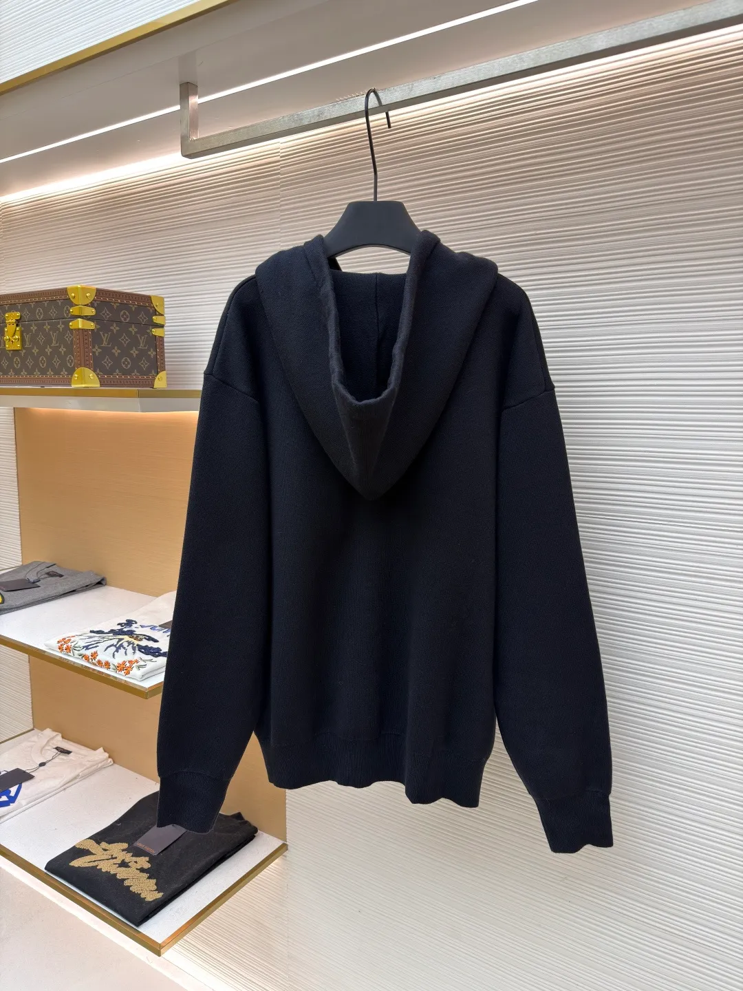 Loewe leather label pocket knitted zipper hoodie ●Original version: purchased and developed for 15900 ●Item number: 1681811-B15 ●Fabric: wool blended fabric ●Technology: knitted patch production ●Color: black ●Version: fitted version ●Weight: about 1025 grams ●Size: S-M-L-XL ●Description: Made of 55% merino wool and woven with a 14-needle imported machine. The entire garment weighs about 960-1000 grams. The upper body shape is very three-dimensional. The thermal insulation effect is also very good when worn outside. The leather label is made of double-layer composite imitation cowhide, and the process adopts three-dimensional relief embossing technology, and the Anagram icon is embossed with high temperature. Laser positioning and wiring, each piece of clothing passes multi-layer quality inspection before being shipped. The zippers are made of No. 5 bright white electroplated zippers, the LOEWE brand logo is electroplated and engraved on the sides, and the pull teeth are made of Euler electroplated teeth. Garment washing - removal of wool impurities - color fixation - fixed fit medium weight wool hooded sweatshirt. *Regular fit, standard length*Double side seams*Hooded collar*Leather chest patch pocket*Front zip closure*Ribbed cuffs and hem*Chest pocket trim. The overall wiring is straight and delicate, the fabric is comfortable and soft, and the color is consistent without color difference. It can be matched with the same style to create a fashionable look and control various occasions. Customized accessories, complete with three standards, same style for men and women!