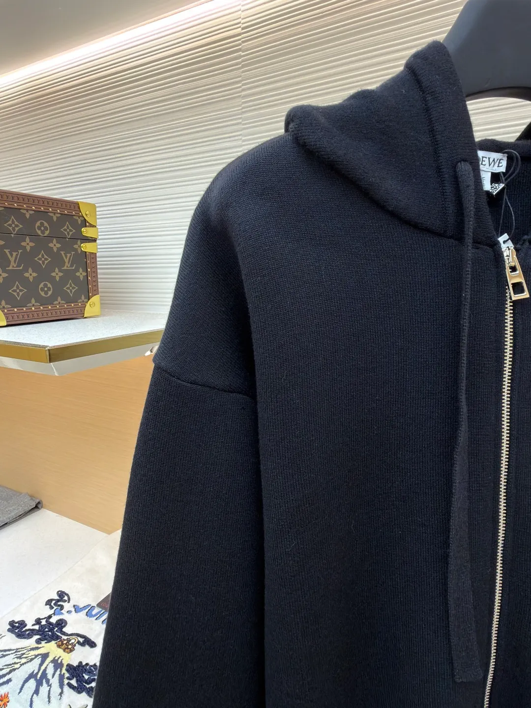 Loewe leather label pocket knitted zipper hoodie ●Original version: purchased and developed for 15900 ●Item number: 1681811-B15 ●Fabric: wool blended fabric ●Technology: knitted patch production ●Color: black ●Version: fitted version ●Weight: about 1025 grams ●Size: S-M-L-XL ●Description: Made of 55% merino wool and woven with a 14-needle imported machine. The entire garment weighs about 960-1000 grams. The upper body shape is very three-dimensional. The thermal insulation effect is also very good when worn outside. The leather label is made of double-layer composite imitation cowhide, and the process adopts three-dimensional relief embossing technology, and the Anagram icon is embossed with high temperature. Laser positioning and wiring, each piece of clothing passes multi-layer quality inspection before being shipped. The zippers are made of No. 5 bright white electroplated zippers, the LOEWE brand logo is electroplated and engraved on the sides, and the pull teeth are made of Euler electroplated teeth. Garment washing - removal of wool impurities - color fixation - fixed fit medium weight wool hooded sweatshirt. *Regular fit, standard length*Double side seams*Hooded collar*Leather chest patch pocket*Front zip closure*Ribbed cuffs and hem*Chest pocket trim. The overall wiring is straight and delicate, the fabric is comfortable and soft, and the color is consistent without color difference. It can be matched with the same style to create a fashionable look and control various occasions. Customized accessories, complete with three standards, same style for men and women!