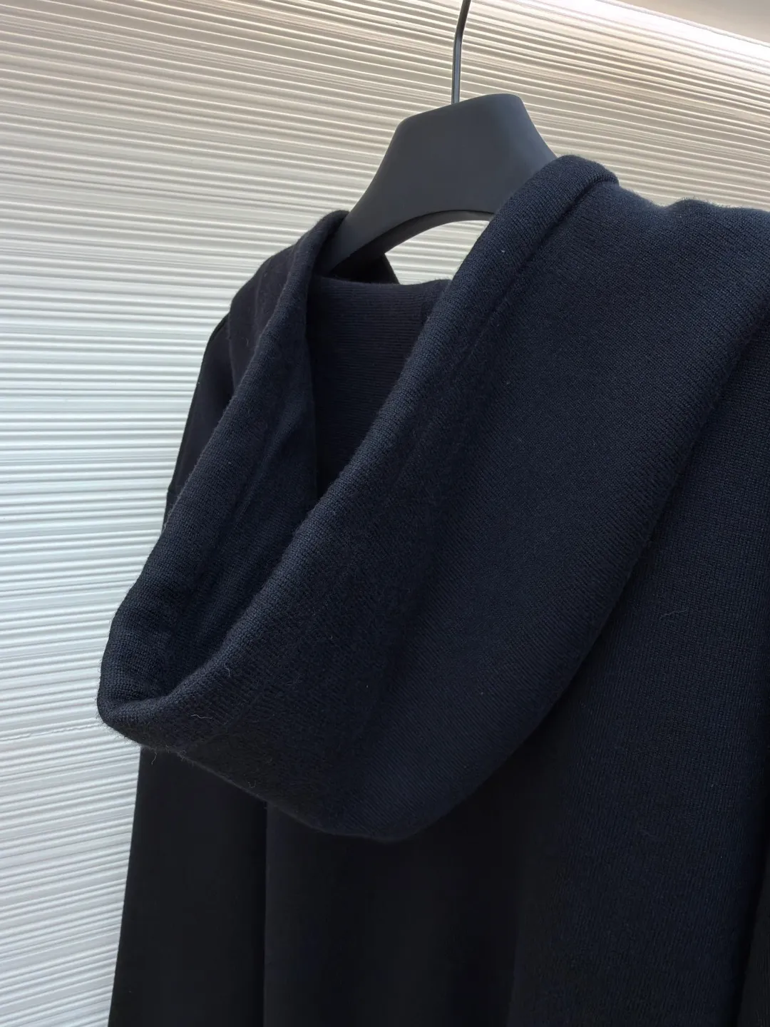 Loewe leather label pocket knitted zipper hoodie ●Original version: purchased and developed for 15900 ●Item number: 1681811-B15 ●Fabric: wool blended fabric ●Technology: knitted patch production ●Color: black ●Version: fitted version ●Weight: about 1025 grams ●Size: S-M-L-XL ●Description: Made of 55% merino wool and woven with a 14-needle imported machine. The entire garment weighs about 960-1000 grams. The upper body shape is very three-dimensional. The thermal insulation effect is also very good when worn outside. The leather label is made of double-layer composite imitation cowhide, and the process adopts three-dimensional relief embossing technology, and the Anagram icon is embossed with high temperature. Laser positioning and wiring, each piece of clothing passes multi-layer quality inspection before being shipped. The zippers are made of No. 5 bright white electroplated zippers, the LOEWE brand logo is electroplated and engraved on the sides, and the pull teeth are made of Euler electroplated teeth. Garment washing - removal of wool impurities - color fixation - fixed fit medium weight wool hooded sweatshirt. *Regular fit, standard length*Double side seams*Hooded collar*Leather chest patch pocket*Front zip closure*Ribbed cuffs and hem*Chest pocket trim. The overall wiring is straight and delicate, the fabric is comfortable and soft, and the color is consistent without color difference. It can be matched with the same style to create a fashionable look and control various occasions. Customized accessories, complete with three standards, same style for men and women!