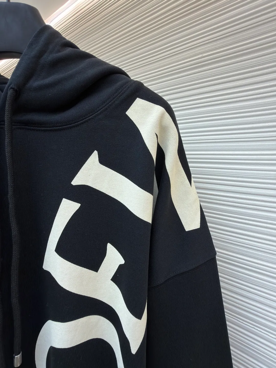 Loewe printed hooded sweatshirt ●Item number: 1682306-B00 ●Material: 100% cotton ●Technology: Printed production ●Color: black ●Version: Fitted version ●Weight: about 845 grams ●Size: S-M-L-XL ●Description: Customized high-count 100% cotton sweatshirt base fabric, as delicate as silk, comfortable and close to the skin, with deep black as the main tone, containing mystery and elegance The eye-catching white LOEWE print on the side is embellished. It declares the nobility of the brand with a bold design. It instantly becomes the focus of the visual and shows the luxurious style. Imported pulp discharge printing is printed on the dyed fabric with a discharge agent to destroy the dye to form a pattern. The printing process prints colorful patterns while discharge. The lines are clear and the pattern is fine. The color fastness is strong, and the fabric has been washed. It has a better hand feel. It is not easy to deform, not easy to shrink, not easy to fade, and maintains long-term beauty. The overall wiring is straight and delicate, the fabric is comfortable and soft, and the color is consistent without color difference. It can be matched with the same style to create a fashionable look and control various occasions. Customized accessories, complete with three standards, same style for men and women!
