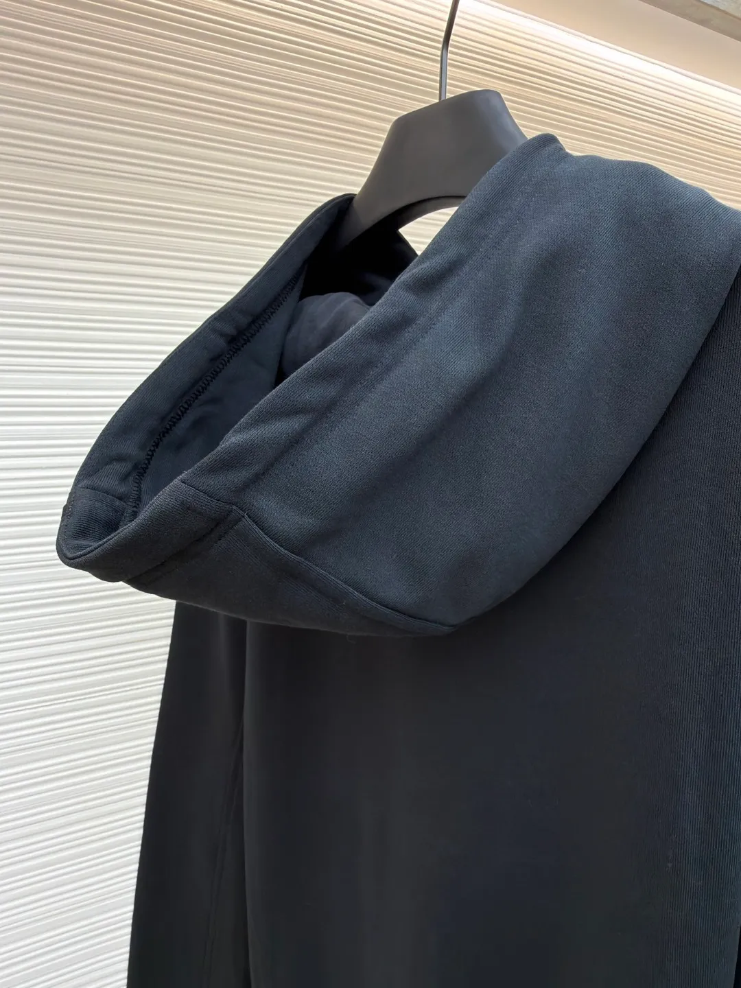 Loewe printed hooded sweatshirt ●Item number: 1682306-B00 ●Material: 100% cotton ●Technology: Printed production ●Color: black ●Version: Fitted version ●Weight: about 845 grams ●Size: S-M-L-XL ●Description: Customized high-count 100% cotton sweatshirt base fabric, as delicate as silk, comfortable and close to the skin, with deep black as the main tone, containing mystery and elegance The eye-catching white LOEWE print on the side is embellished. It declares the nobility of the brand with a bold design. It instantly becomes the focus of the visual and shows the luxurious style. Imported pulp discharge printing is printed on the dyed fabric with a discharge agent to destroy the dye to form a pattern. The printing process prints colorful patterns while discharge. The lines are clear and the pattern is fine. The color fastness is strong, and the fabric has been washed. It has a better hand feel. It is not easy to deform, not easy to shrink, not easy to fade, and maintains long-term beauty. The overall wiring is straight and delicate, the fabric is comfortable and soft, and the color is consistent without color difference. It can be matched with the same style to create a fashionable look and control various occasions. Customized accessories, complete with three standards, same style for men and women!