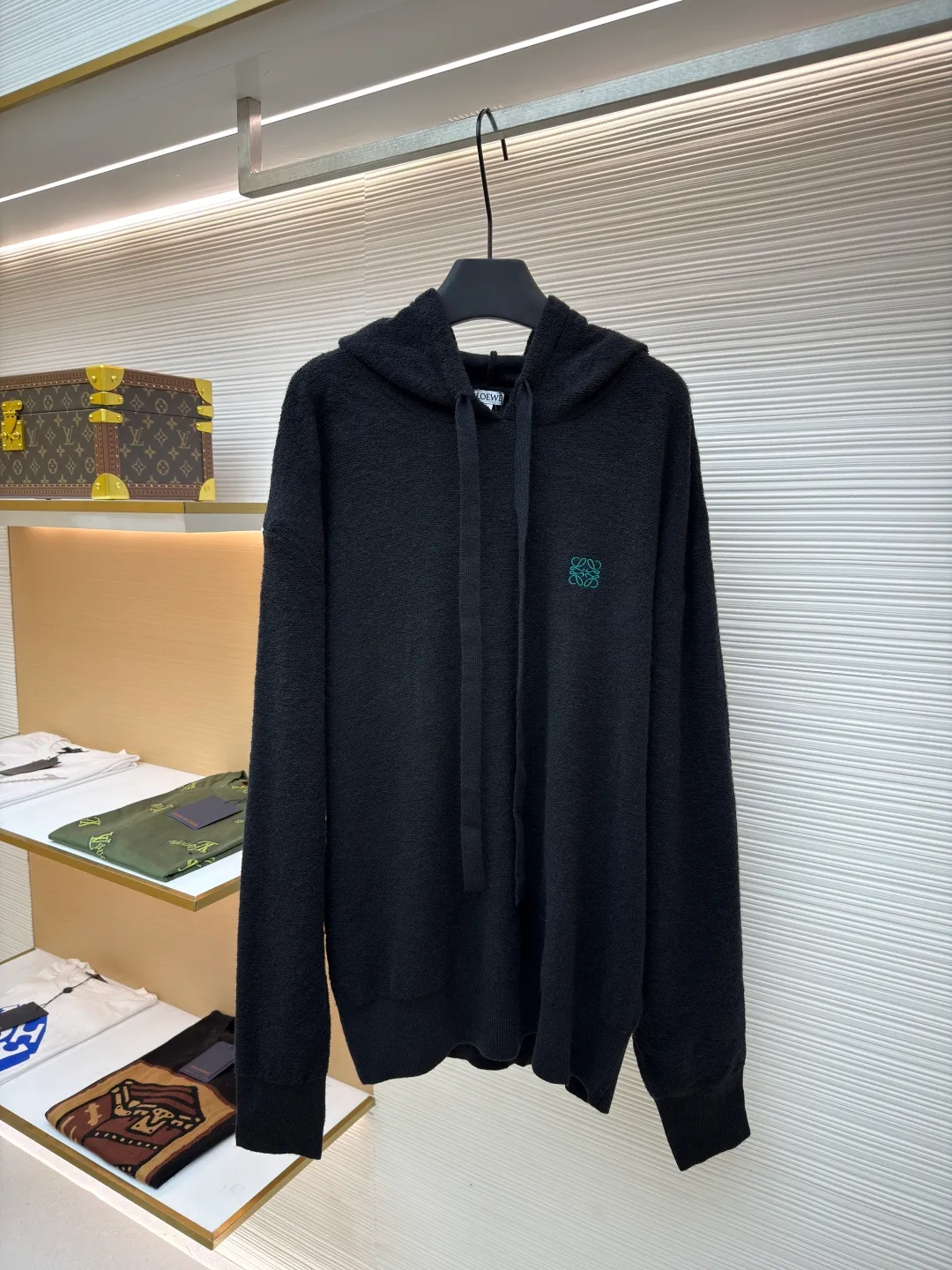 Loewe Anagram embroidered hooded sweater ●Original version: Purchased and developed for 13900 ●Item number: 1680889-B35 ●Fabric: wool blended fabric ●Technology: Garment washed production ●Version: fitted version ●Weight: about 520 grams ●Size: S-M-L-XL ●Description: Customized natural medium-thick premium wool yarn, soft to the touch, comfortable and skin-friendly, with pure and deep black as the background color Deep, mysterious and full of power, the iconic Loewe Anagram embroidery is embroidered on the chest and is highly recognizable. The hooded design gives the soul a sense of just the right amount of looseness. The curvature is natural and smooth, achieving a perfect balance between casualness and dignity. The well-deserved king of all-match uses imported machine embroidery technology. Advanced computer control systems and precision mechanical components are used to realize Loewe Anagram embroidery operations with high precision. The lines are smooth and delicate, and the garments are washed and softened to remove odors. Use professional washing equipment and specific detergents to deeply clean and deodorize clothes to improve the feel and appearance of clothes. The overall wiring is straight and delicate, the fabric is comfortable and soft, and the color is consistent without color difference. It can be matched with the same style to create a fashionable look and control various occasions. Customized accessories, complete with three standards, same style for men and women!