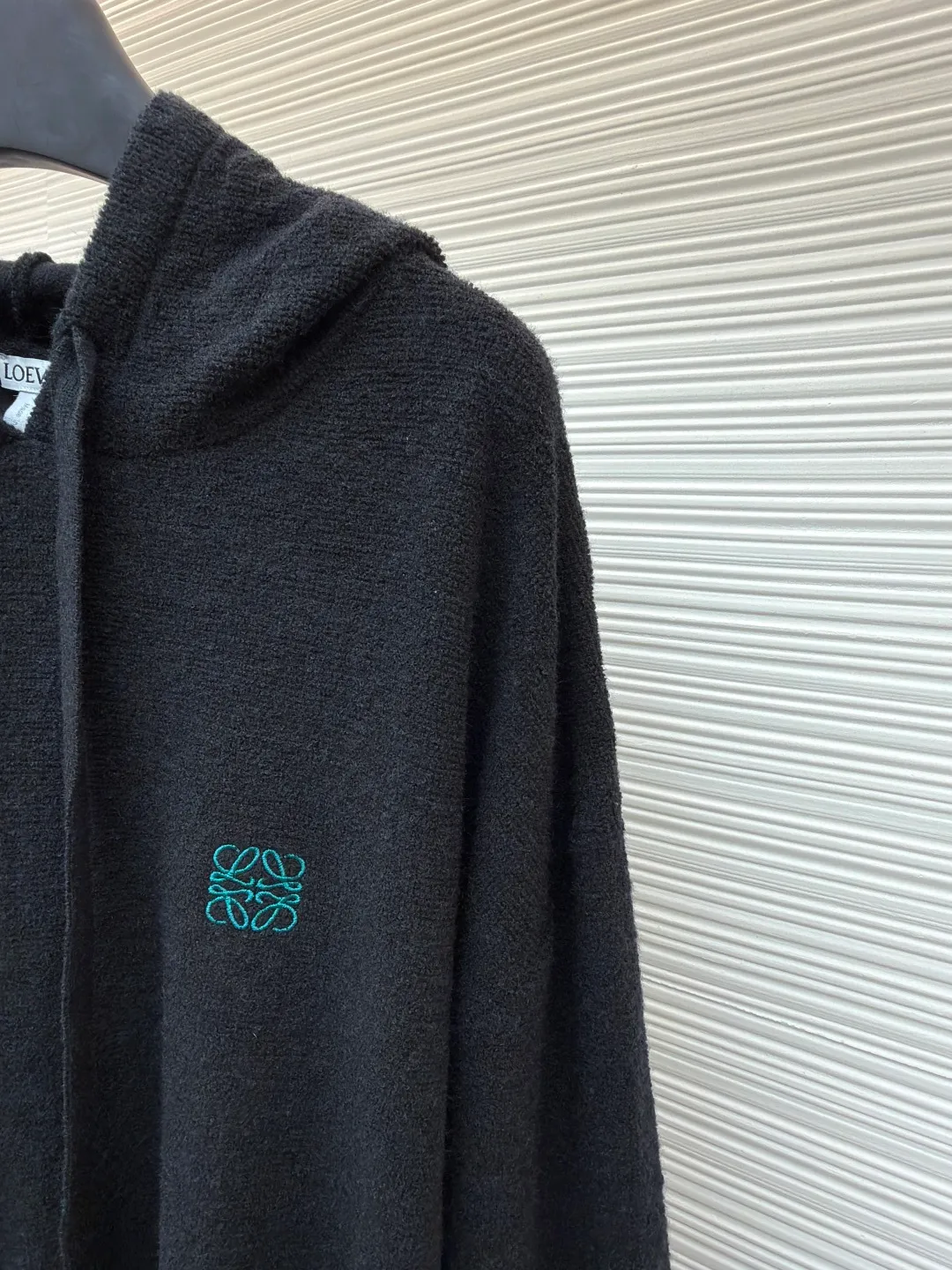Loewe Anagram embroidered hooded sweater ●Original version: Purchased and developed for 13900 ●Item number: 1680889-B35 ●Fabric: wool blended fabric ●Technology: Garment washed production ●Version: fitted version ●Weight: about 520 grams ●Size: S-M-L-XL ●Description: Customized natural medium-thick premium wool yarn, soft to the touch, comfortable and skin-friendly, with pure and deep black as the background color Deep, mysterious and full of power, the iconic Loewe Anagram embroidery is embroidered on the chest and is highly recognizable. The hooded design gives the soul a sense of just the right amount of looseness. The curvature is natural and smooth, achieving a perfect balance between casualness and dignity. The well-deserved king of all-match uses imported machine embroidery technology. Advanced computer control systems and precision mechanical components are used to realize Loewe Anagram embroidery operations with high precision. The lines are smooth and delicate, and the garments are washed and softened to remove odors. Use professional washing equipment and specific detergents to deeply clean and deodorize clothes to improve the feel and appearance of clothes. The overall wiring is straight and delicate, the fabric is comfortable and soft, and the color is consistent without color difference. It can be matched with the same style to create a fashionable look and control various occasions. Customized accessories, complete with three standards, same style for men and women!