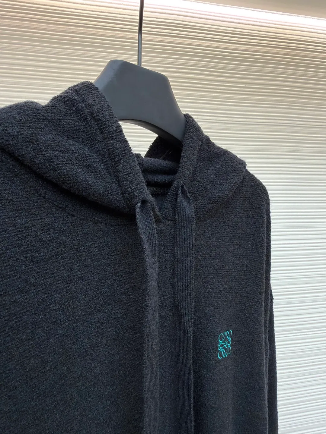 Loewe Anagram embroidered hooded sweater ●Original version: Purchased and developed for 13900 ●Item number: 1680889-B35 ●Fabric: wool blended fabric ●Technology: Garment washed production ●Version: fitted version ●Weight: about 520 grams ●Size: S-M-L-XL ●Description: Customized natural medium-thick premium wool yarn, soft to the touch, comfortable and skin-friendly, with pure and deep black as the background color Deep, mysterious and full of power, the iconic Loewe Anagram embroidery is embroidered on the chest and is highly recognizable. The hooded design gives the soul a sense of just the right amount of looseness. The curvature is natural and smooth, achieving a perfect balance between casualness and dignity. The well-deserved king of all-match uses imported machine embroidery technology. Advanced computer control systems and precision mechanical components are used to realize Loewe Anagram embroidery operations with high precision. The lines are smooth and delicate, and the garments are washed and softened to remove odors. Use professional washing equipment and specific detergents to deeply clean and deodorize clothes to improve the feel and appearance of clothes. The overall wiring is straight and delicate, the fabric is comfortable and soft, and the color is consistent without color difference. It can be matched with the same style to create a fashionable look and control various occasions. Customized accessories, complete with three standards, same style for men and women!