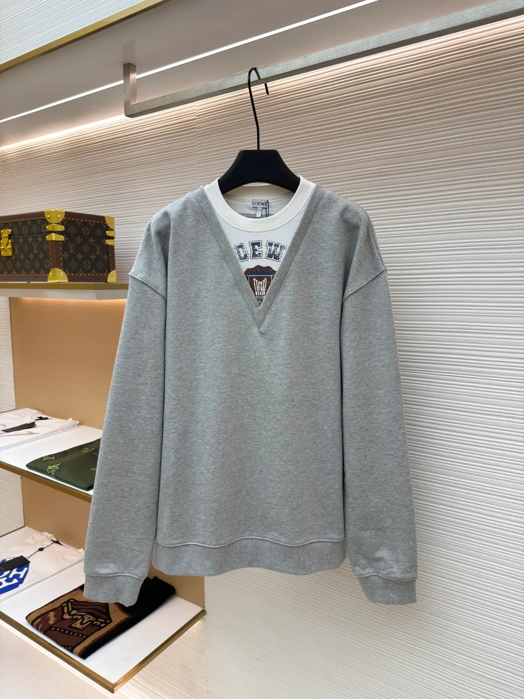 Loewe fake two-piece printed sweatshirt ●Original version: Purchased and developed for 7800 ●Item number: 1680879-A55 ●Fabric: Yunrou heavy loop cotton fabric ●Technology: Glue printing production ●Version: Fitted version ●Weight: about 590 grams ●Size: S-M-L-XL ●Description: Customized Yunrou heavy loop cotton, delicate feel, comfortable and skin-friendly, with high-grade gray as the curtain and white space as the light A soft light edge is added to the gray. The LOEWE logo is screen-printed on the front. The virtual and real shadow of the brand pattern. The iconic Loewe embroidery is embellished on the back. It is low-key and powerful. It is paired with a visual game of V-neck and round neck. It makes the sense of layering effortless but hides an evocative visual trap. Twins in one dress is both a doppelganger and a symbiosis. It is printed with glue. The printing has been modified three times with the film screen. Use glue liquid paint to print the pattern on the fabric. Bake the fabric to fix the printing pattern. Imported machine embroidery technology is used, advanced computer control systems and precision mechanical components are used to achieve Loewe embroidery operations with high precision, smooth and delicate lines, and V-shaped hidden seam folding collar technology. The V-neck line is cut and positioned with a center-slitting knife to ensure symmetry of the V-neck line and sharp edges and corners for precise splicing. Then the three main parts of the sweatshirt are sewn together with an interlock sewing machine along the center-sewing knife seam for invisible sewing. The overall wiring is straight and delicate, the fabric is comfortable and soft, and the color is consistent without color difference. It can be matched with the same style to create a fashionable look and control various occasions. Customized accessories, complete with three standards, same style for men and women!