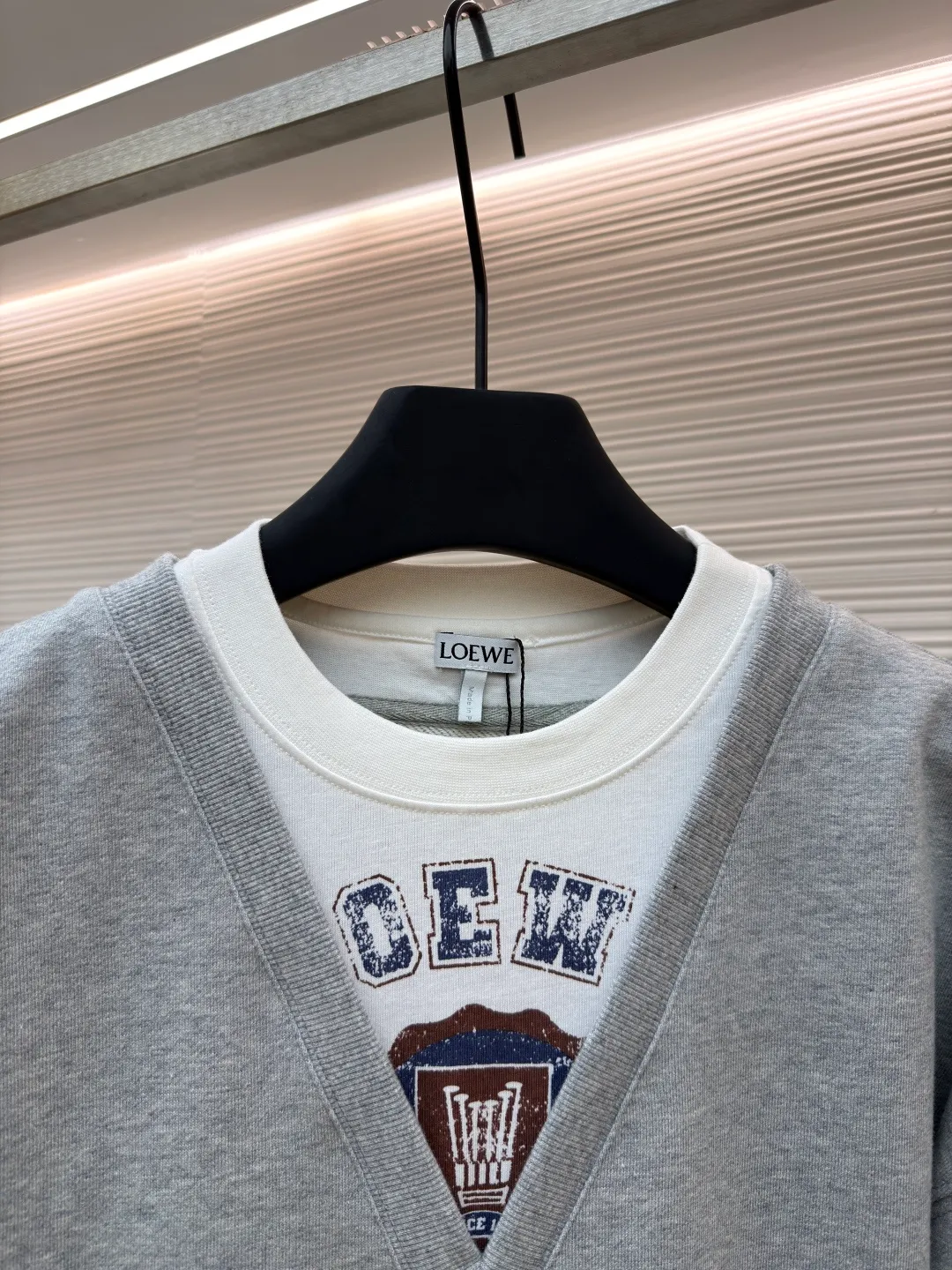 Loewe fake two-piece printed sweatshirt ●Original version: Purchased and developed for 7800 ●Item number: 1680879-A55 ●Fabric: Yunrou heavy loop cotton fabric ●Technology: Glue printing production ●Version: Fitted version ●Weight: about 590 grams ●Size: S-M-L-XL ●Description: Customized Yunrou heavy loop cotton, delicate feel, comfortable and skin-friendly, with high-grade gray as the curtain and white space as the light A soft light edge is added to the gray. The LOEWE logo is screen-printed on the front. The virtual and real shadow of the brand pattern. The iconic Loewe embroidery is embellished on the back. It is low-key and powerful. It is paired with a visual game of V-neck and round neck. It makes the sense of layering effortless but hides an evocative visual trap. Twins in one dress is both a doppelganger and a symbiosis. It is printed with glue. The printing has been modified three times with the film screen. Use glue liquid paint to print the pattern on the fabric. Bake the fabric to fix the printing pattern. Imported machine embroidery technology is used, advanced computer control systems and precision mechanical components are used to achieve Loewe embroidery operations with high precision, smooth and delicate lines, and V-shaped hidden seam folding collar technology. The V-neck line is cut and positioned with a center-slitting knife to ensure symmetry of the V-neck line and sharp edges and corners for precise splicing. Then the three main parts of the sweatshirt are sewn together with an interlock sewing machine along the center-sewing knife seam for invisible sewing. The overall wiring is straight and delicate, the fabric is comfortable and soft, and the color is consistent without color difference. It can be matched with the same style to create a fashionable look and control various occasions. Customized accessories, complete with three standards, same style for men and women!