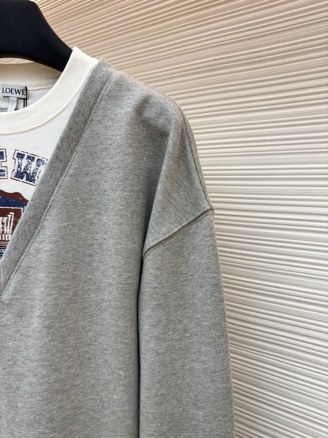 Loewe fake two-piece printed sweatshirt ●Original version: Purchased and developed for 7800 ●Item number: 1680879-A55 ●Fabric: Yunrou heavy loop cotton fabric ●Technology: Glue printing production ●Version: Fitted version ●Weight: about 590 grams ●Size: S-M-L-XL ●Description: Customized Yunrou heavy loop cotton, delicate feel, comfortable and skin-friendly, with high-grade gray as the curtain and white space as the light A soft light edge is added to the gray. The LOEWE logo is screen-printed on the front. The virtual and real shadow of the brand pattern. The iconic Loewe embroidery is embellished on the back. It is low-key and powerful. It is paired with a visual game of V-neck and round neck. It makes the sense of layering effortless but hides an evocative visual trap. Twins in one dress is both a doppelganger and a symbiosis. It is printed with glue. The printing has been modified three times with the film screen. Use glue liquid paint to print the pattern on the fabric. Bake the fabric to fix the printing pattern. Imported machine embroidery technology is used, advanced computer control systems and precision mechanical components are used to achieve Loewe embroidery operations with high precision, smooth and delicate lines, and V-shaped hidden seam folding collar technology. The V-neck line is cut and positioned with a center-slitting knife to ensure symmetry of the V-neck line and sharp edges and corners for precise splicing. Then the three main parts of the sweatshirt are sewn together with an interlock sewing machine along the center-sewing knife seam for invisible sewing. The overall wiring is straight and delicate, the fabric is comfortable and soft, and the color is consistent without color difference. It can be matched with the same style to create a fashionable look and control various occasions. Customized accessories, complete with three standards, same style for men and women!