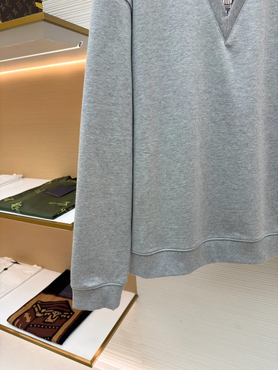 Loewe fake two-piece printed sweatshirt ●Original version: Purchased and developed for 7800 ●Item number: 1680879-A55 ●Fabric: Yunrou heavy loop cotton fabric ●Technology: Glue printing production ●Version: Fitted version ●Weight: about 590 grams ●Size: S-M-L-XL ●Description: Customized Yunrou heavy loop cotton, delicate feel, comfortable and skin-friendly, with high-grade gray as the curtain and white space as the light A soft light edge is added to the gray. The LOEWE logo is screen-printed on the front. The virtual and real shadow of the brand pattern. The iconic Loewe embroidery is embellished on the back. It is low-key and powerful. It is paired with a visual game of V-neck and round neck. It makes the sense of layering effortless but hides an evocative visual trap. Twins in one dress is both a doppelganger and a symbiosis. It is printed with glue. The printing has been modified three times with the film screen. Use glue liquid paint to print the pattern on the fabric. Bake the fabric to fix the printing pattern. Imported machine embroidery technology is used, advanced computer control systems and precision mechanical components are used to achieve Loewe embroidery operations with high precision, smooth and delicate lines, and V-shaped hidden seam folding collar technology. The V-neck line is cut and positioned with a center-slitting knife to ensure symmetry of the V-neck line and sharp edges and corners for precise splicing. Then the three main parts of the sweatshirt are sewn together with an interlock sewing machine along the center-sewing knife seam for invisible sewing. The overall wiring is straight and delicate, the fabric is comfortable and soft, and the color is consistent without color difference. It can be matched with the same style to create a fashionable look and control various occasions. Customized accessories, complete with three standards, same style for men and women!