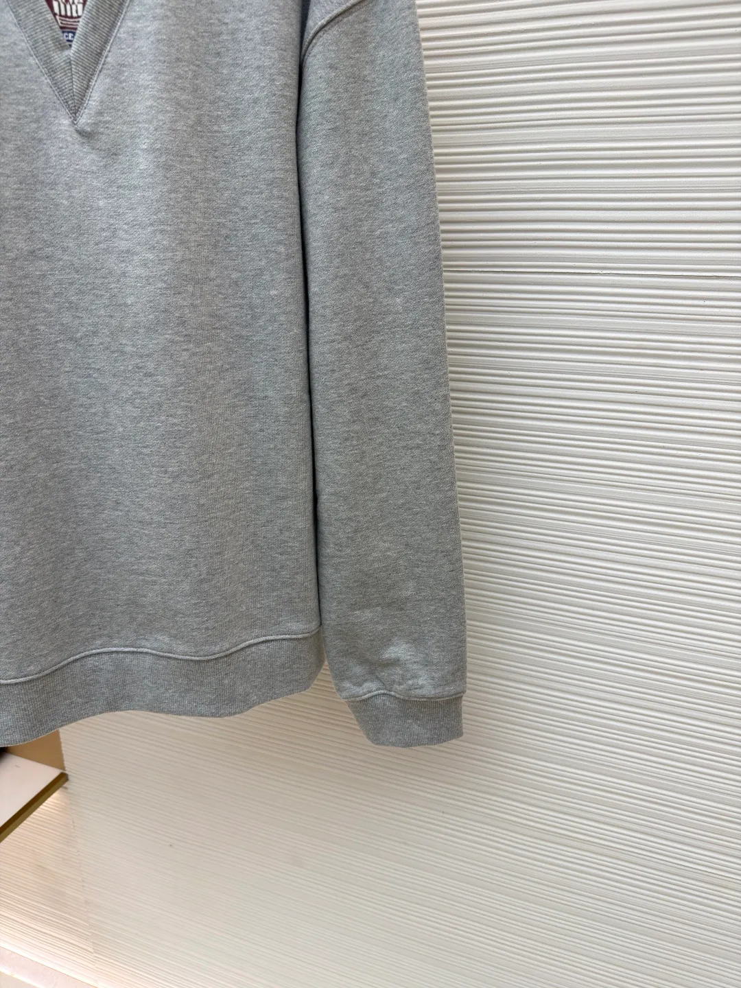Loewe fake two-piece printed sweatshirt ●Original version: Purchased and developed for 7800 ●Item number: 1680879-A55 ●Fabric: Yunrou heavy loop cotton fabric ●Technology: Glue printing production ●Version: Fitted version ●Weight: about 590 grams ●Size: S-M-L-XL ●Description: Customized Yunrou heavy loop cotton, delicate feel, comfortable and skin-friendly, with high-grade gray as the curtain and white space as the light A soft light edge is added to the gray. The LOEWE logo is screen-printed on the front. The virtual and real shadow of the brand pattern. The iconic Loewe embroidery is embellished on the back. It is low-key and powerful. It is paired with a visual game of V-neck and round neck. It makes the sense of layering effortless but hides an evocative visual trap. Twins in one dress is both a doppelganger and a symbiosis. It is printed with glue. The printing has been modified three times with the film screen. Use glue liquid paint to print the pattern on the fabric. Bake the fabric to fix the printing pattern. Imported machine embroidery technology is used, advanced computer control systems and precision mechanical components are used to achieve Loewe embroidery operations with high precision, smooth and delicate lines, and V-shaped hidden seam folding collar technology. The V-neck line is cut and positioned with a center-slitting knife to ensure symmetry of the V-neck line and sharp edges and corners for precise splicing. Then the three main parts of the sweatshirt are sewn together with an interlock sewing machine along the center-sewing knife seam for invisible sewing. The overall wiring is straight and delicate, the fabric is comfortable and soft, and the color is consistent without color difference. It can be matched with the same style to create a fashionable look and control various occasions. Customized accessories, complete with three standards, same style for men and women!