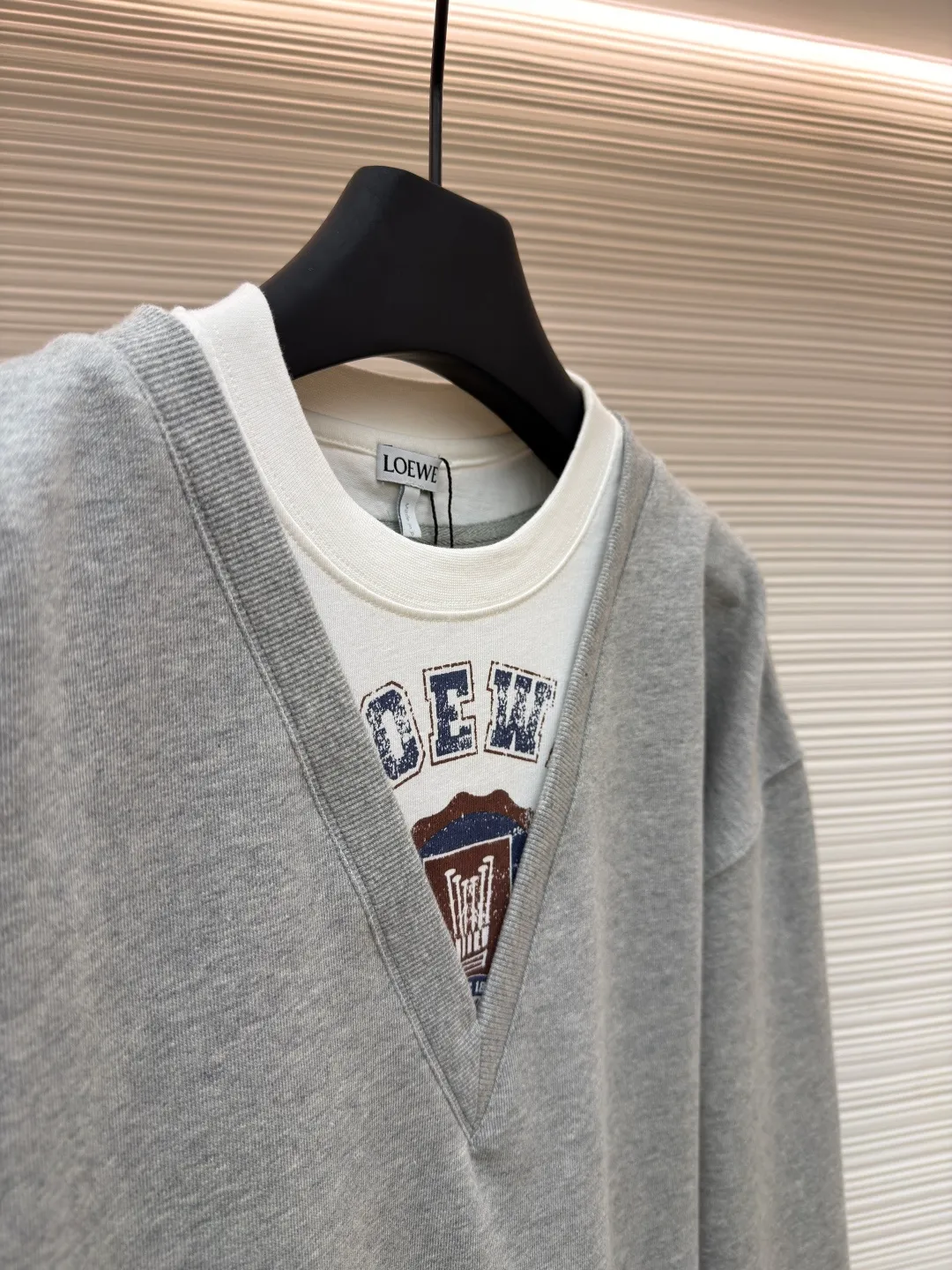 Loewe fake two-piece printed sweatshirt ●Original version: Purchased and developed for 7800 ●Item number: 1680879-A55 ●Fabric: Yunrou heavy loop cotton fabric ●Technology: Glue printing production ●Version: Fitted version ●Weight: about 590 grams ●Size: S-M-L-XL ●Description: Customized Yunrou heavy loop cotton, delicate feel, comfortable and skin-friendly, with high-grade gray as the curtain and white space as the light A soft light edge is added to the gray. The LOEWE logo is screen-printed on the front. The virtual and real shadow of the brand pattern. The iconic Loewe embroidery is embellished on the back. It is low-key and powerful. It is paired with a visual game of V-neck and round neck. It makes the sense of layering effortless but hides an evocative visual trap. Twins in one dress is both a doppelganger and a symbiosis. It is printed with glue. The printing has been modified three times with the film screen. Use glue liquid paint to print the pattern on the fabric. Bake the fabric to fix the printing pattern. Imported machine embroidery technology is used, advanced computer control systems and precision mechanical components are used to achieve Loewe embroidery operations with high precision, smooth and delicate lines, and V-shaped hidden seam folding collar technology. The V-neck line is cut and positioned with a center-slitting knife to ensure symmetry of the V-neck line and sharp edges and corners for precise splicing. Then the three main parts of the sweatshirt are sewn together with an interlock sewing machine along the center-sewing knife seam for invisible sewing. The overall wiring is straight and delicate, the fabric is comfortable and soft, and the color is consistent without color difference. It can be matched with the same style to create a fashionable look and control various occasions. Customized accessories, complete with three standards, same style for men and women!