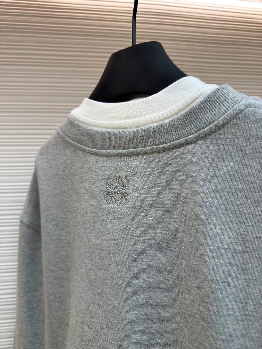 Loewe fake two-piece printed sweatshirt ●Original version: Purchased and developed for 7800 ●Item number: 1680879-A55 ●Fabric: Yunrou heavy loop cotton fabric ●Technology: Glue printing production ●Version: Fitted version ●Weight: about 590 grams ●Size: S-M-L-XL ●Description: Customized Yunrou heavy loop cotton, delicate feel, comfortable and skin-friendly, with high-grade gray as the curtain and white space as the light A soft light edge is added to the gray. The LOEWE logo is screen-printed on the front. The virtual and real shadow of the brand pattern. The iconic Loewe embroidery is embellished on the back. It is low-key and powerful. It is paired with a visual game of V-neck and round neck. It makes the sense of layering effortless but hides an evocative visual trap. Twins in one dress is both a doppelganger and a symbiosis. It is printed with glue. The printing has been modified three times with the film screen. Use glue liquid paint to print the pattern on the fabric. Bake the fabric to fix the printing pattern. Imported machine embroidery technology is used, advanced computer control systems and precision mechanical components are used to achieve Loewe embroidery operations with high precision, smooth and delicate lines, and V-shaped hidden seam folding collar technology. The V-neck line is cut and positioned with a center-slitting knife to ensure symmetry of the V-neck line and sharp edges and corners for precise splicing. Then the three main parts of the sweatshirt are sewn together with an interlock sewing machine along the center-sewing knife seam for invisible sewing. The overall wiring is straight and delicate, the fabric is comfortable and soft, and the color is consistent without color difference. It can be matched with the same style to create a fashionable look and control various occasions. Customized accessories, complete with three standards, same style for men and women!
