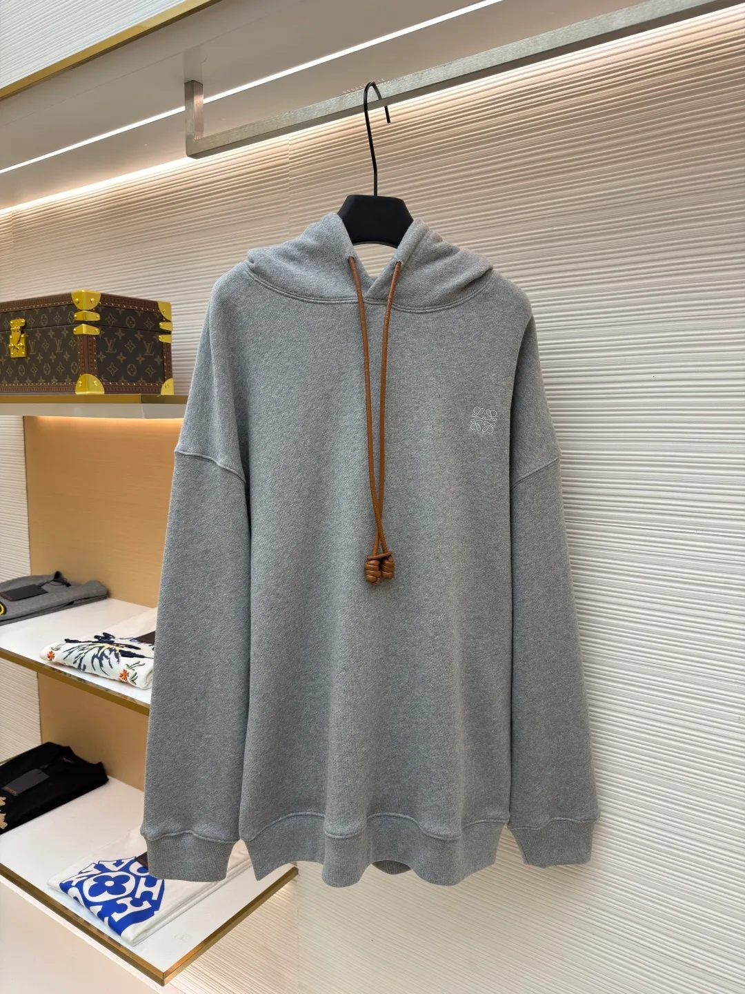Loewe Anagram leather embroidered hooded sweatshirt ●Original version: Purchased and developed for 8800 ●Item number: 1682380-A70 ●Material: cotton fabric ●Technology: embroidery production ●Color: gray ●Version: Fitted version ●Weight: about 815 grams ●Size: S-M-L-XL ●Description: Customized medium-weight looped cotton velvet fabric, soft and comfortable to the touch, wide and stylish, with pure black as the background color It outlines a simple but not simple outline. The iconic Loewe Anagram embroidery is embellished on the chest. It is paired with a Flamenco-style leather drawstring to inject a touch of unique style. It is low-key but highlights the taste. Simplify it and mix it casually to release your individual style. It adopts imported machine embroidery technology and uses advanced computer control systems and precision mechanical components to achieve Loewe Anagram embroidery operations with high precision and smooth and delicate lines. The fabrics have been washed to give them a better feel and texture. They are not easy to deform, shrink or fade, and maintain their long-lasting beauty. The overall wiring is straight and delicate, the fabric is comfortable and soft, and the color is consistent without color difference. It can be matched with the same style to create a fashionable look and control various occasions. Customized accessories, complete with three standards, same style for men and women!