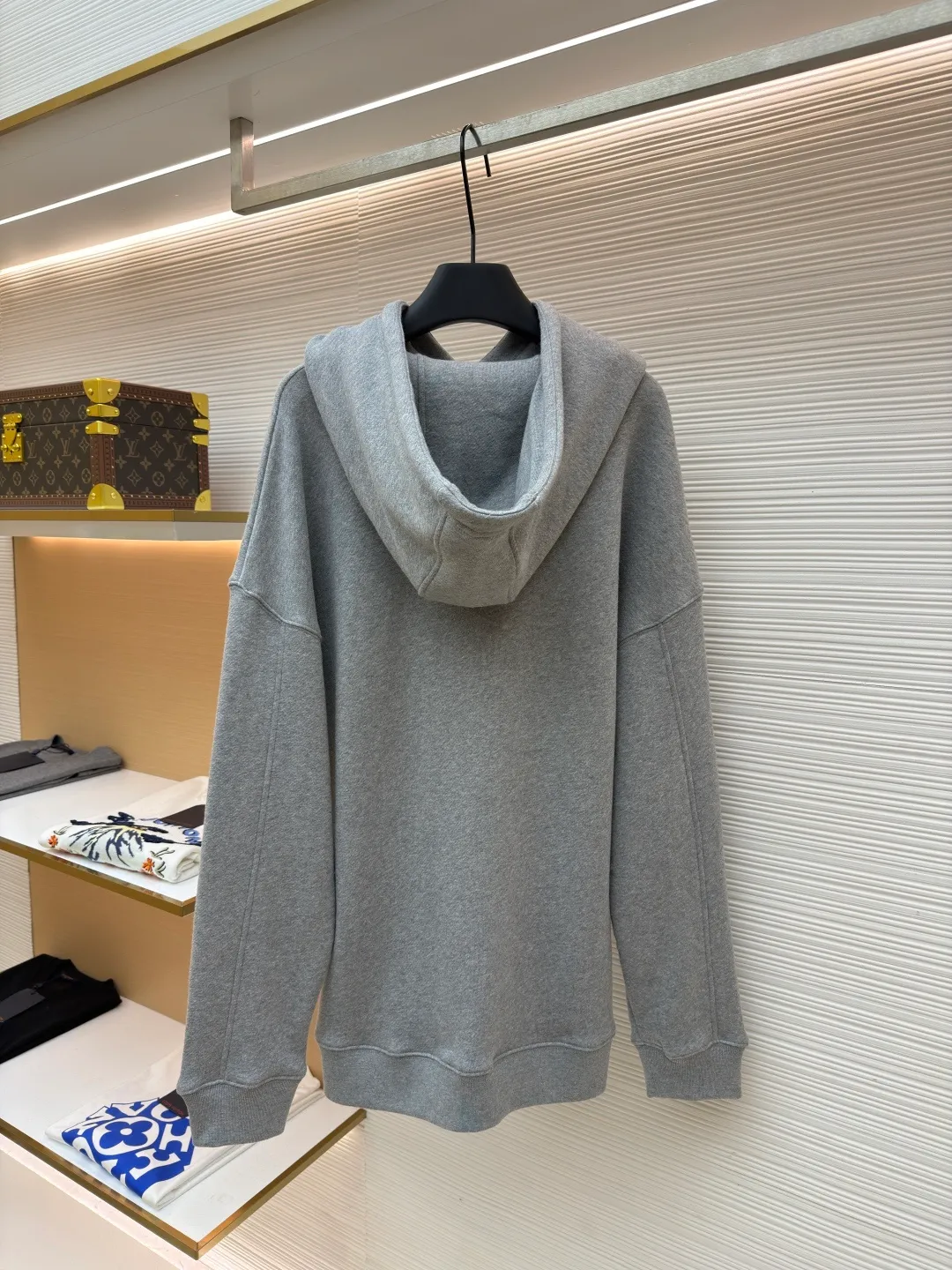 Loewe Anagram leather embroidered hooded sweatshirt ●Original version: Purchased and developed for 8800 ●Item number: 1682380-A70 ●Material: cotton fabric ●Technology: embroidery production ●Color: gray ●Version: Fitted version ●Weight: about 815 grams ●Size: S-M-L-XL ●Description: Customized medium-weight looped cotton velvet fabric, soft and comfortable to the touch, wide and stylish, with pure black as the background color It outlines a simple but not simple outline. The iconic Loewe Anagram embroidery is embellished on the chest. It is paired with a Flamenco-style leather drawstring to inject a touch of unique style. It is low-key but highlights the taste. Simplify it and mix it casually to release your individual style. It adopts imported machine embroidery technology and uses advanced computer control systems and precision mechanical components to achieve Loewe Anagram embroidery operations with high precision and smooth and delicate lines. The fabrics have been washed to give them a better feel and texture. They are not easy to deform, shrink or fade, and maintain their long-lasting beauty. The overall wiring is straight and delicate, the fabric is comfortable and soft, and the color is consistent without color difference. It can be matched with the same style to create a fashionable look and control various occasions. Customized accessories, complete with three standards, same style for men and women!