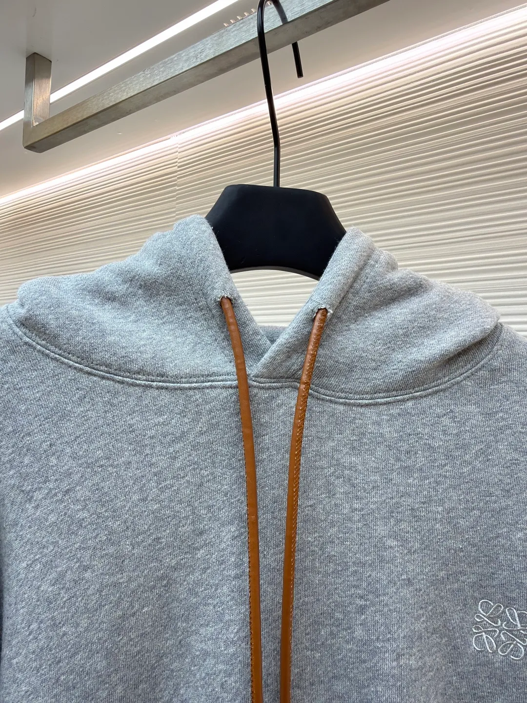 Loewe Anagram leather embroidered hooded sweatshirt ●Original version: Purchased and developed for 8800 ●Item number: 1682380-A70 ●Material: cotton fabric ●Technology: embroidery production ●Color: gray ●Version: Fitted version ●Weight: about 815 grams ●Size: S-M-L-XL ●Description: Customized medium-weight looped cotton velvet fabric, soft and comfortable to the touch, wide and stylish, with pure black as the background color It outlines a simple but not simple outline. The iconic Loewe Anagram embroidery is embellished on the chest. It is paired with a Flamenco-style leather drawstring to inject a touch of unique style. It is low-key but highlights the taste. Simplify it and mix it casually to release your individual style. It adopts imported machine embroidery technology and uses advanced computer control systems and precision mechanical components to achieve Loewe Anagram embroidery operations with high precision and smooth and delicate lines. The fabrics have been washed to give them a better feel and texture. They are not easy to deform, shrink or fade, and maintain their long-lasting beauty. The overall wiring is straight and delicate, the fabric is comfortable and soft, and the color is consistent without color difference. It can be matched with the same style to create a fashionable look and control various occasions. Customized accessories, complete with three standards, same style for men and women!
