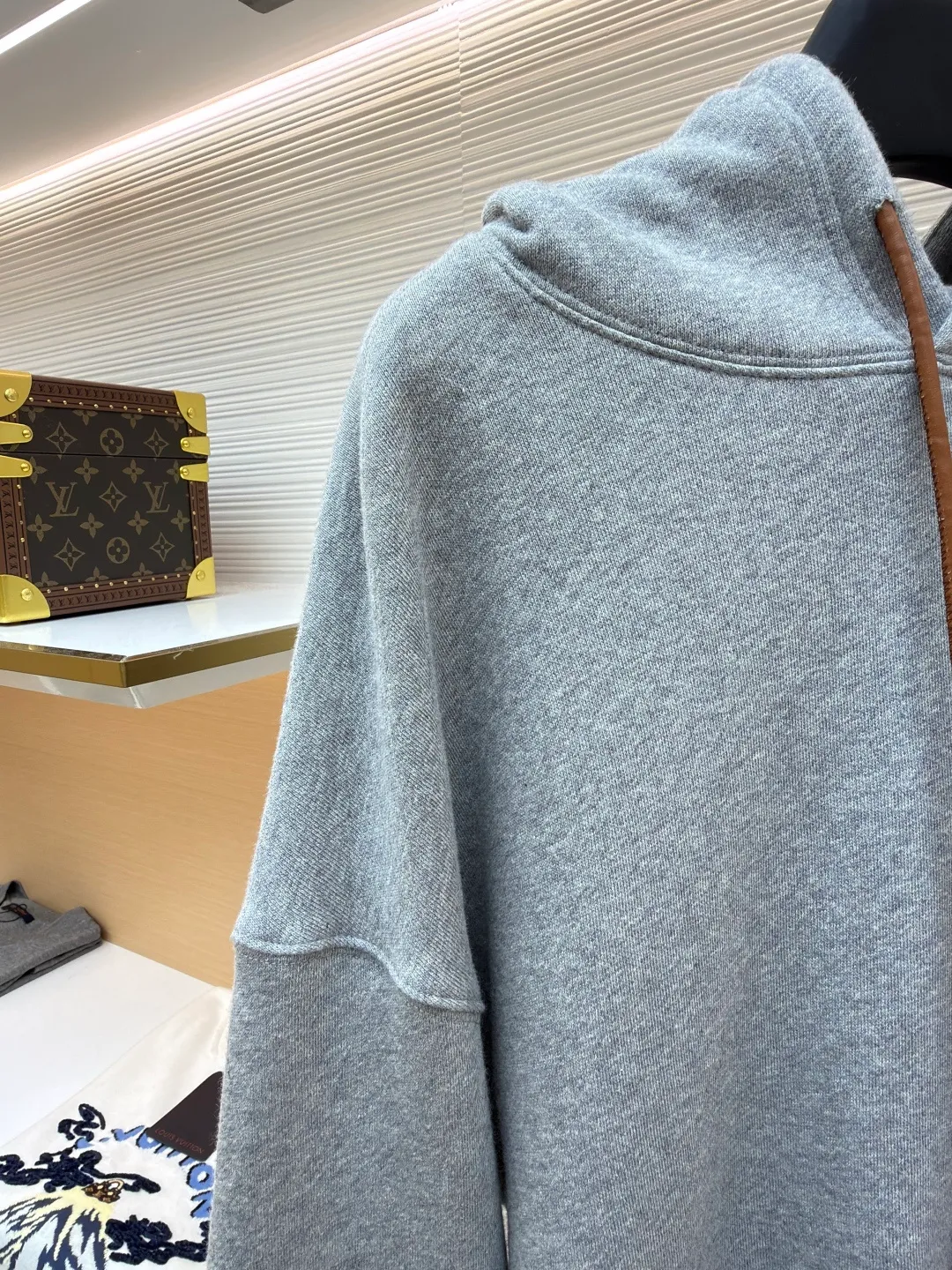 Loewe Anagram leather embroidered hooded sweatshirt ●Original version: Purchased and developed for 8800 ●Item number: 1682380-A70 ●Material: cotton fabric ●Technology: embroidery production ●Color: gray ●Version: Fitted version ●Weight: about 815 grams ●Size: S-M-L-XL ●Description: Customized medium-weight looped cotton velvet fabric, soft and comfortable to the touch, wide and stylish, with pure black as the background color It outlines a simple but not simple outline. The iconic Loewe Anagram embroidery is embellished on the chest. It is paired with a Flamenco-style leather drawstring to inject a touch of unique style. It is low-key but highlights the taste. Simplify it and mix it casually to release your individual style. It adopts imported machine embroidery technology and uses advanced computer control systems and precision mechanical components to achieve Loewe Anagram embroidery operations with high precision and smooth and delicate lines. The fabrics have been washed to give them a better feel and texture. They are not easy to deform, shrink or fade, and maintain their long-lasting beauty. The overall wiring is straight and delicate, the fabric is comfortable and soft, and the color is consistent without color difference. It can be matched with the same style to create a fashionable look and control various occasions. Customized accessories, complete with three standards, same style for men and women!