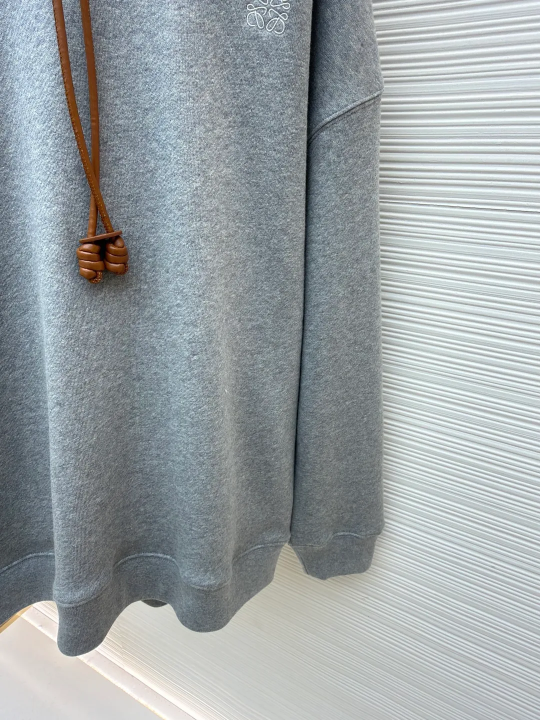 Loewe Anagram leather embroidered hooded sweatshirt ●Original version: Purchased and developed for 8800 ●Item number: 1682380-A70 ●Material: cotton fabric ●Technology: embroidery production ●Color: gray ●Version: Fitted version ●Weight: about 815 grams ●Size: S-M-L-XL ●Description: Customized medium-weight looped cotton velvet fabric, soft and comfortable to the touch, wide and stylish, with pure black as the background color It outlines a simple but not simple outline. The iconic Loewe Anagram embroidery is embellished on the chest. It is paired with a Flamenco-style leather drawstring to inject a touch of unique style. It is low-key but highlights the taste. Simplify it and mix it casually to release your individual style. It adopts imported machine embroidery technology and uses advanced computer control systems and precision mechanical components to achieve Loewe Anagram embroidery operations with high precision and smooth and delicate lines. The fabrics have been washed to give them a better feel and texture. They are not easy to deform, shrink or fade, and maintain their long-lasting beauty. The overall wiring is straight and delicate, the fabric is comfortable and soft, and the color is consistent without color difference. It can be matched with the same style to create a fashionable look and control various occasions. Customized accessories, complete with three standards, same style for men and women!